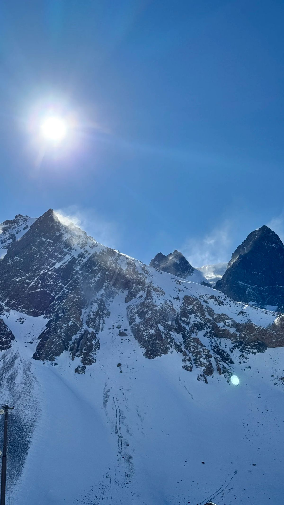 Cumbres nevadas a contraluz en el Cordón del Tolosa, Alta Montaña de Mendoza, en pleno invierno