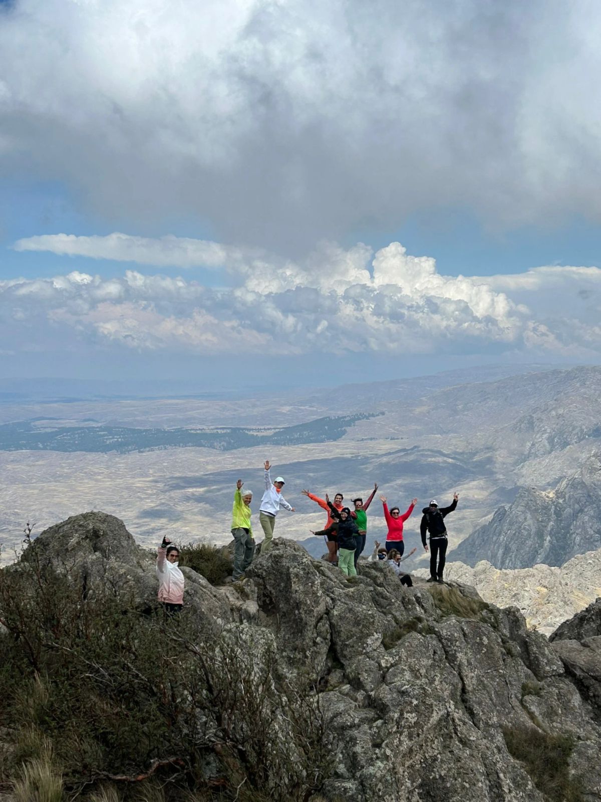 Trekkers sobre el filón de roca con el valle de Córdoba extendiéndose al fondo