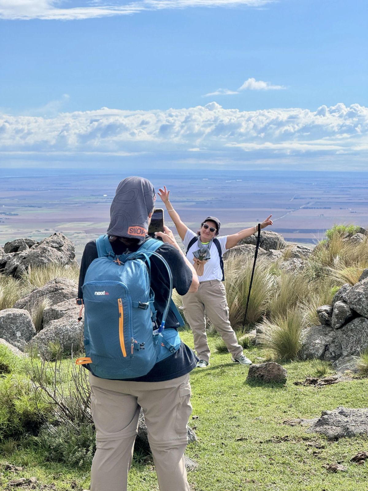Trekkers fotografiándose entre las rocas del Cerro El Morro