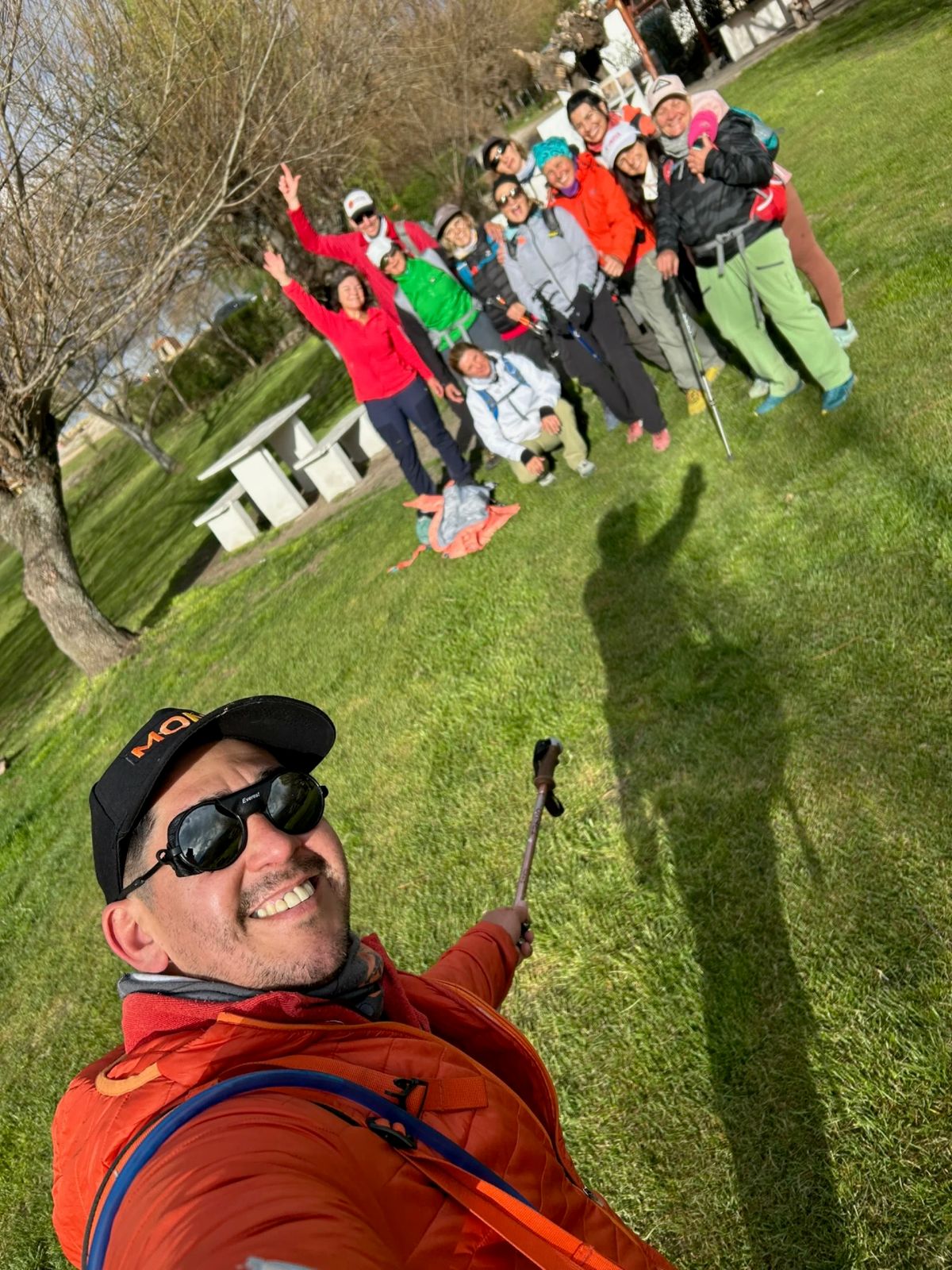 Selfie del guía de Mons con el grupo de la Salida 189 al terminar el trekking en Los Gigantes