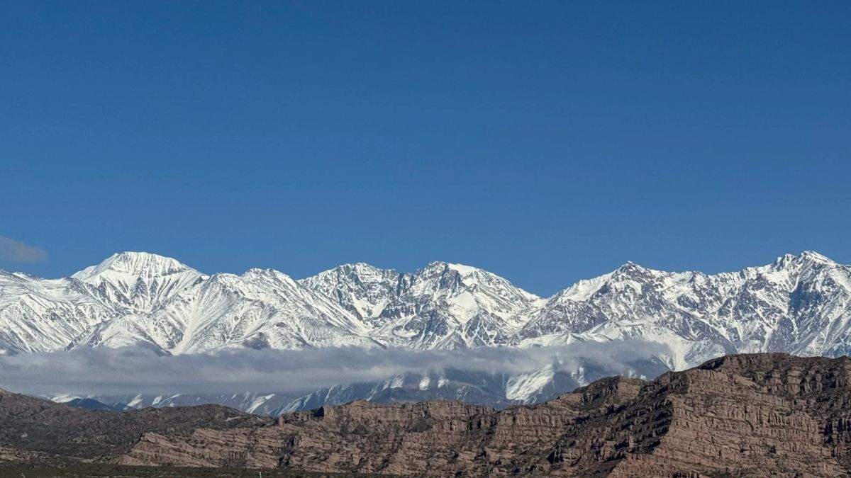 Vista panorámica de las cumbres nevadas del Cordón del Plata bajo el cielo despejado de septiembre