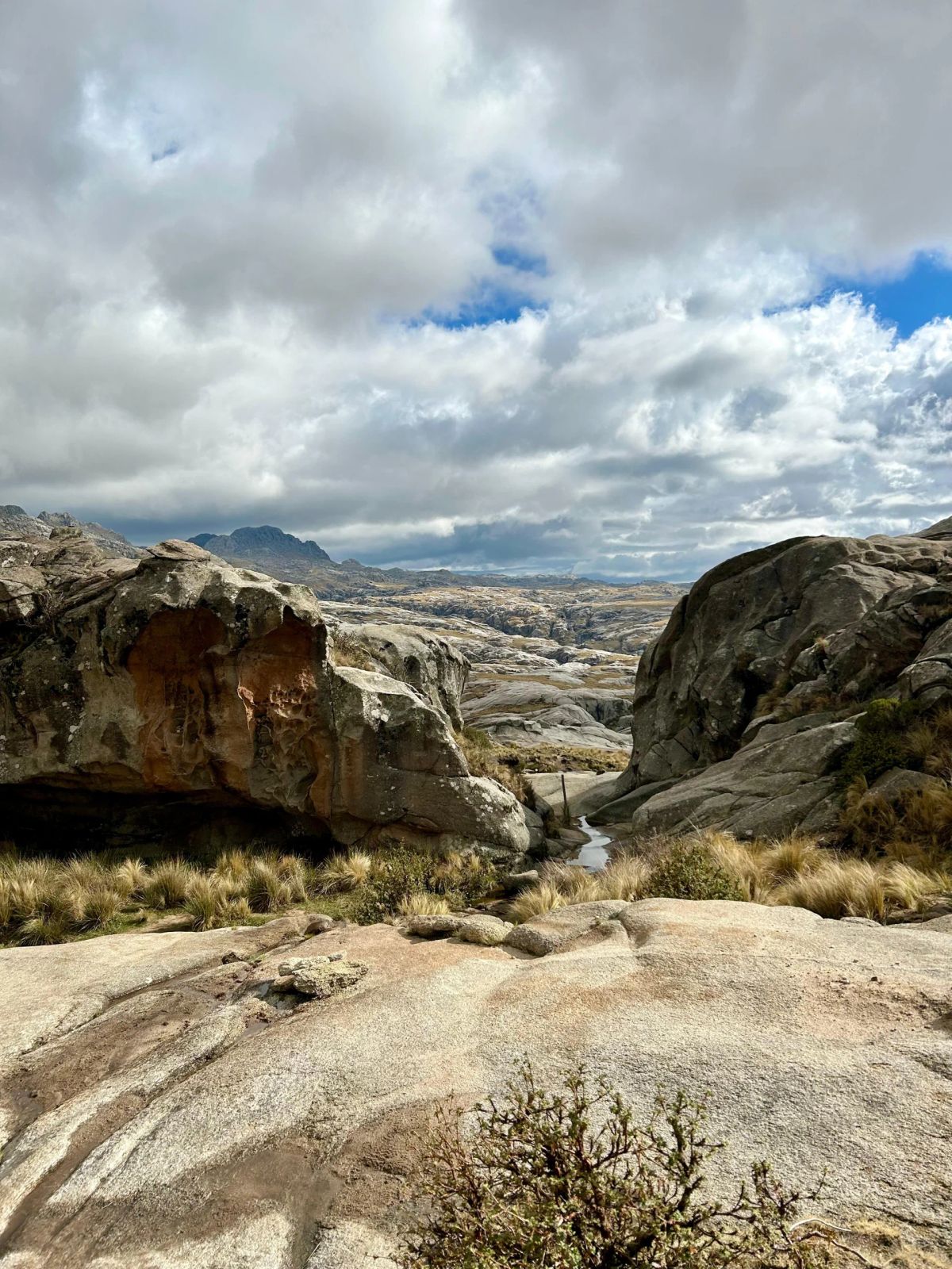 Bloques de granito labrado por el viento en las Sierras Grandes de Córdoba