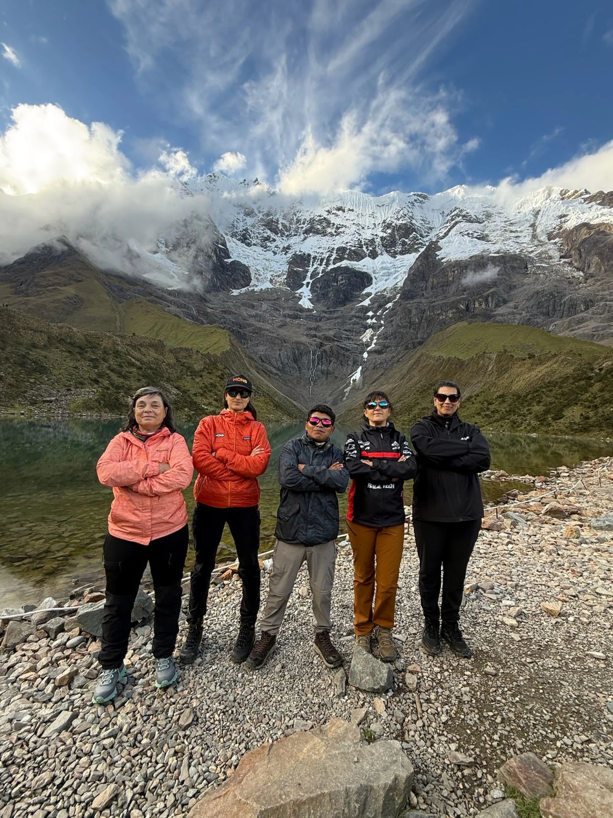 El grupo completo de la Salida 203 en la laguna Humantay