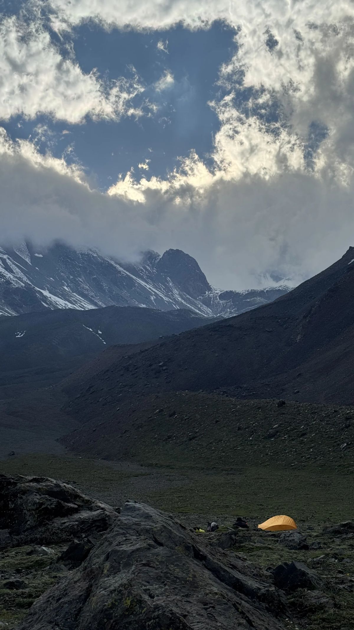 Vista del valle desde el campamento de la expedición al Cerro El Plata