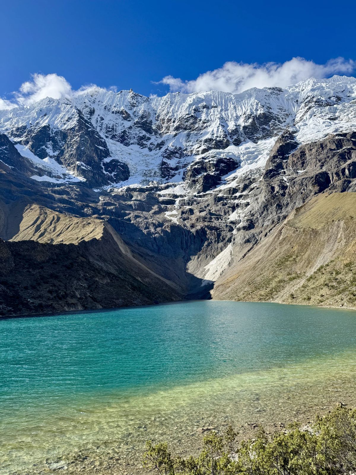 La laguna Humantay de aguas turquesas al pie del glaciar, Cusco, Perú