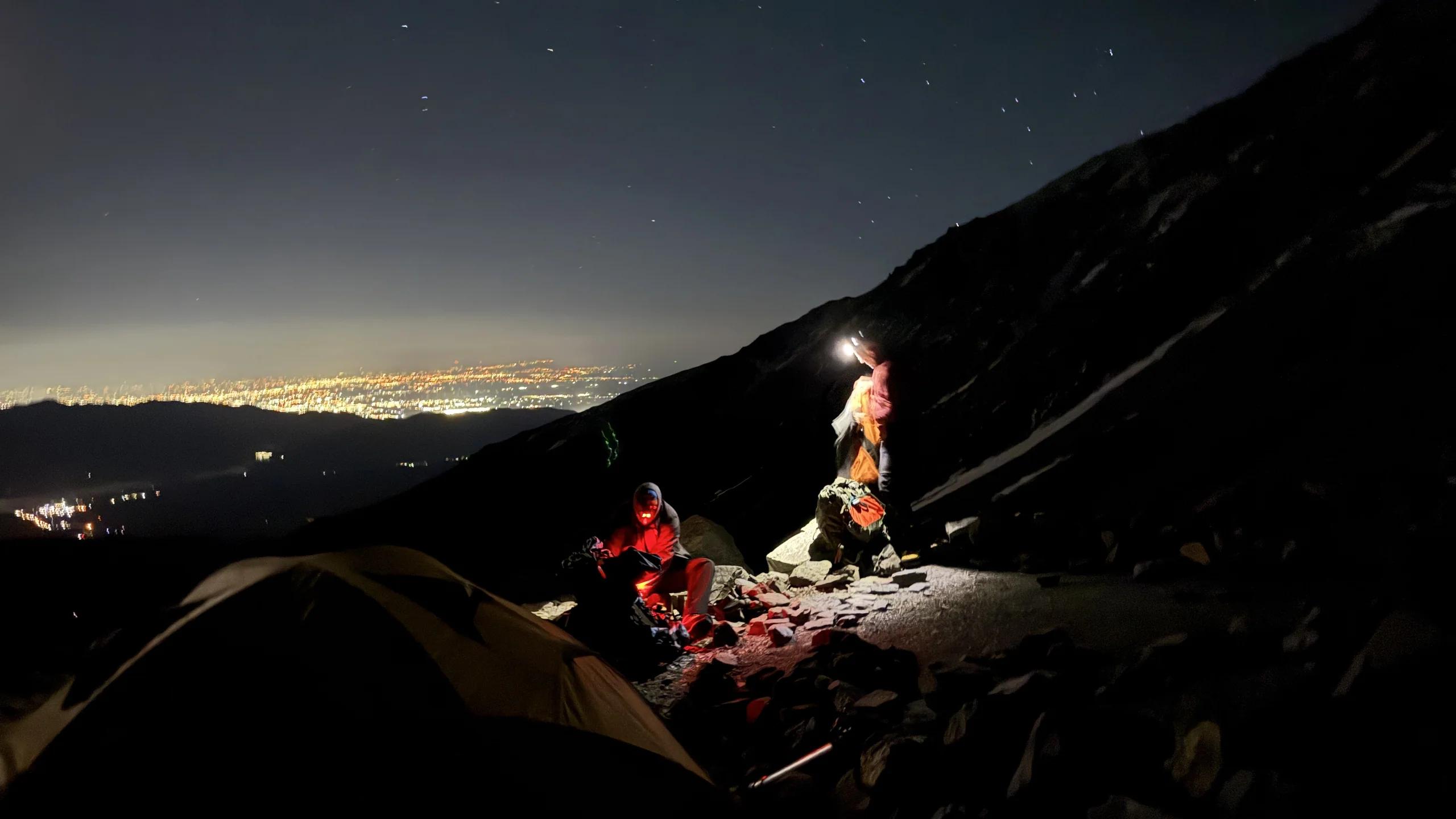 Las luces del valle de Mendoza vistas de noche desde el campamento de altura