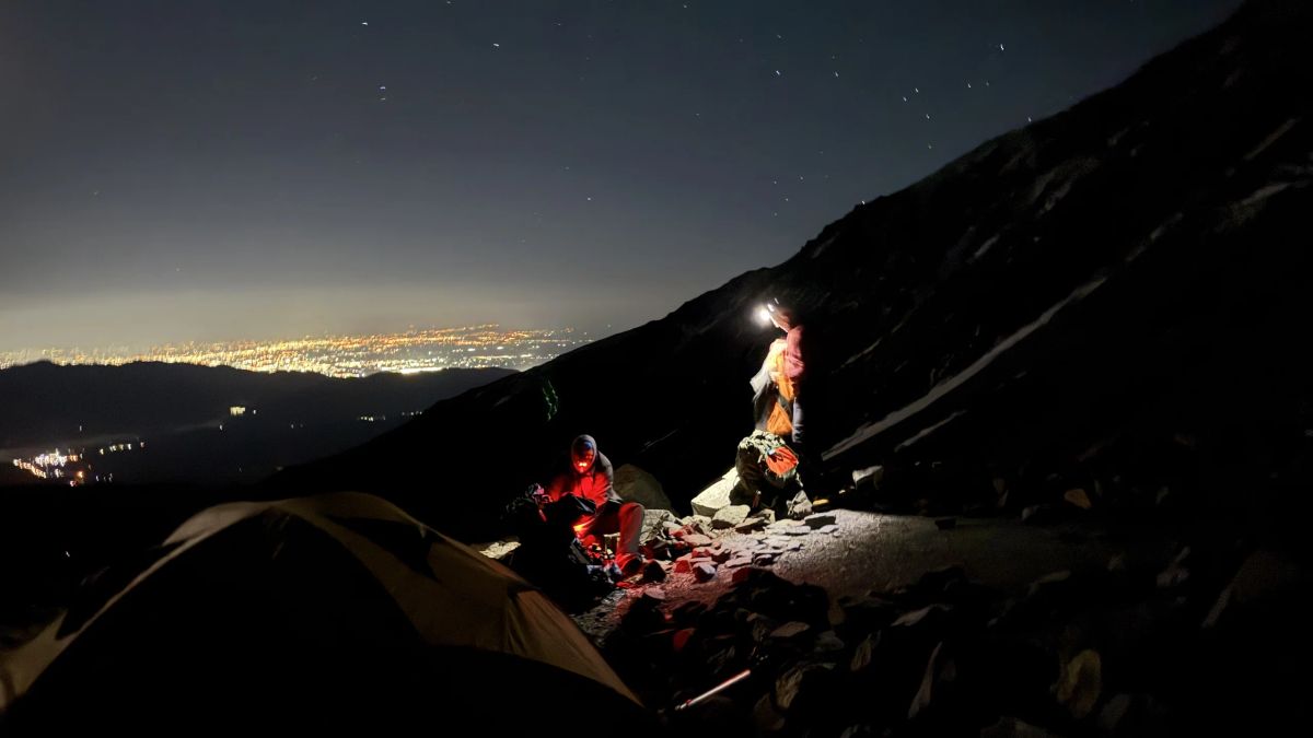 Las luces del valle de Mendoza vistas de noche desde el campamento de altura
