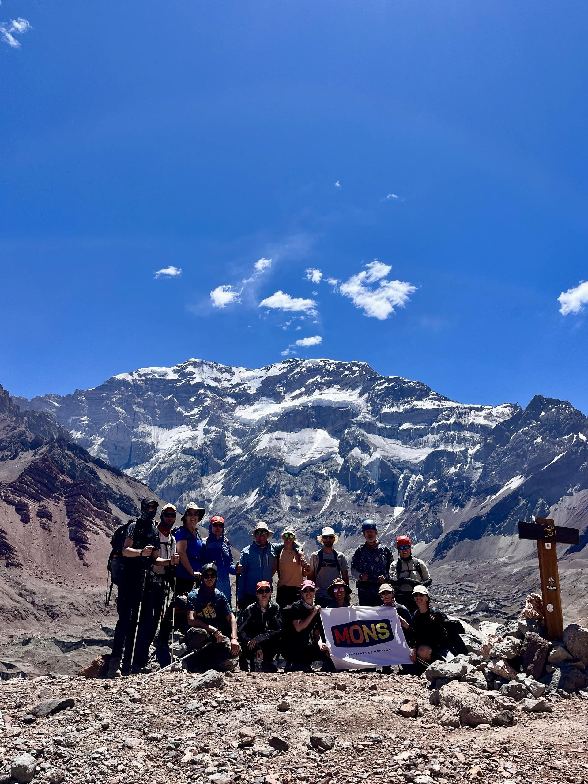 Foto grupal de la Salida 171 en Plaza Francia con la pared sur del Aconcagua detrás