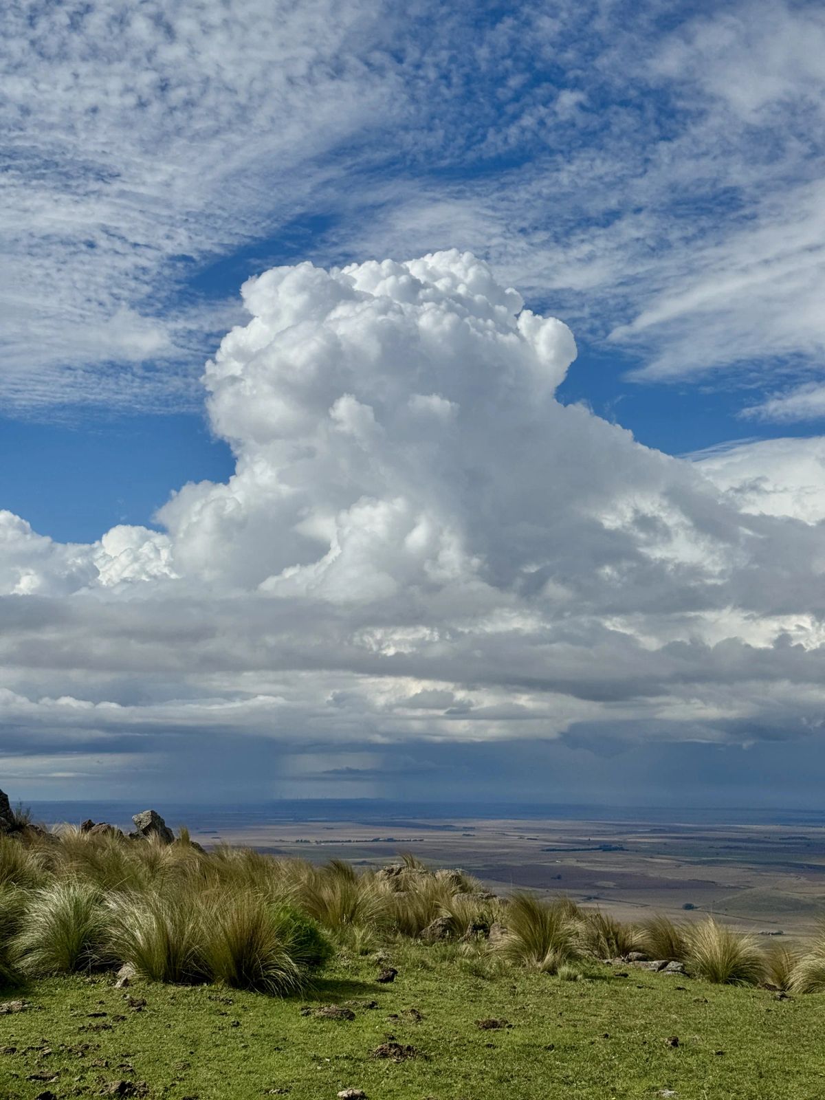 Nube de tormenta sobre la llanura vista desde la altura del Morro