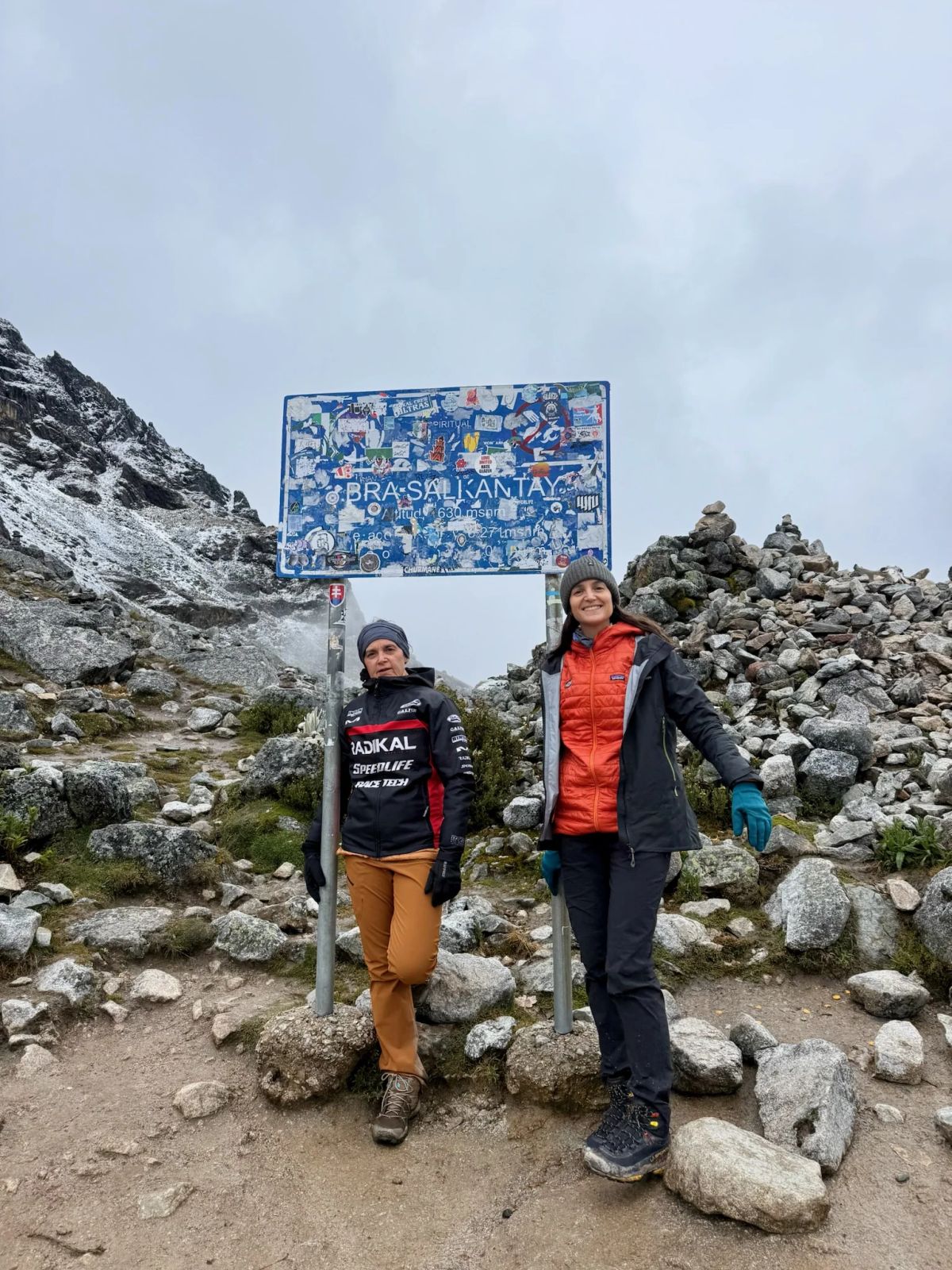 Participantes junto al cartel del abra del Salkantay, el punto más alto del trekking