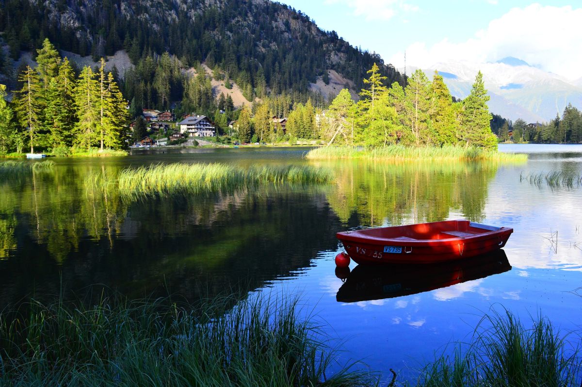 Un bote rojo sobre el lago de Champex-Lac, en el tramo suizo del circuito