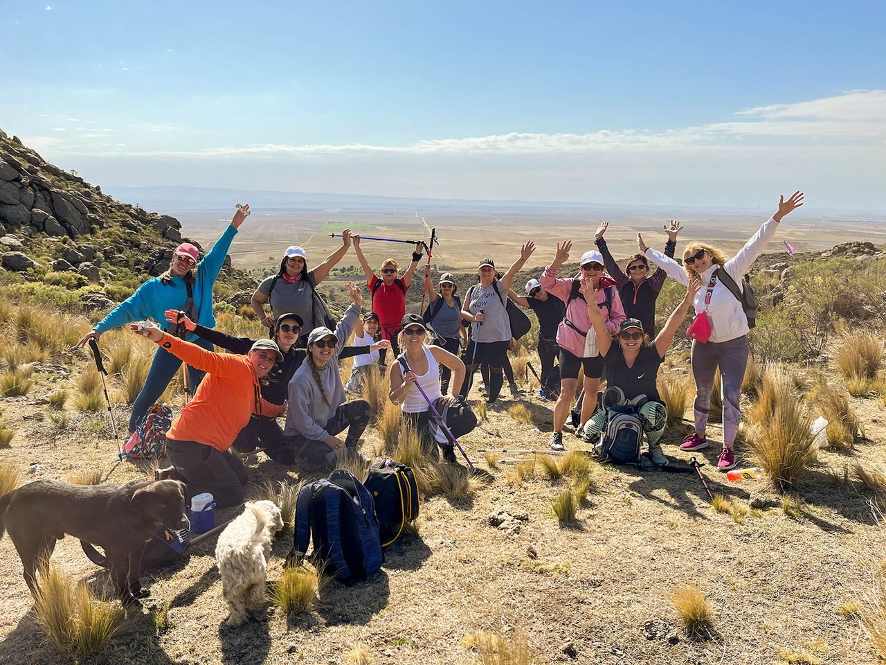 Personas entrenando con mochila para un trekking de montaña