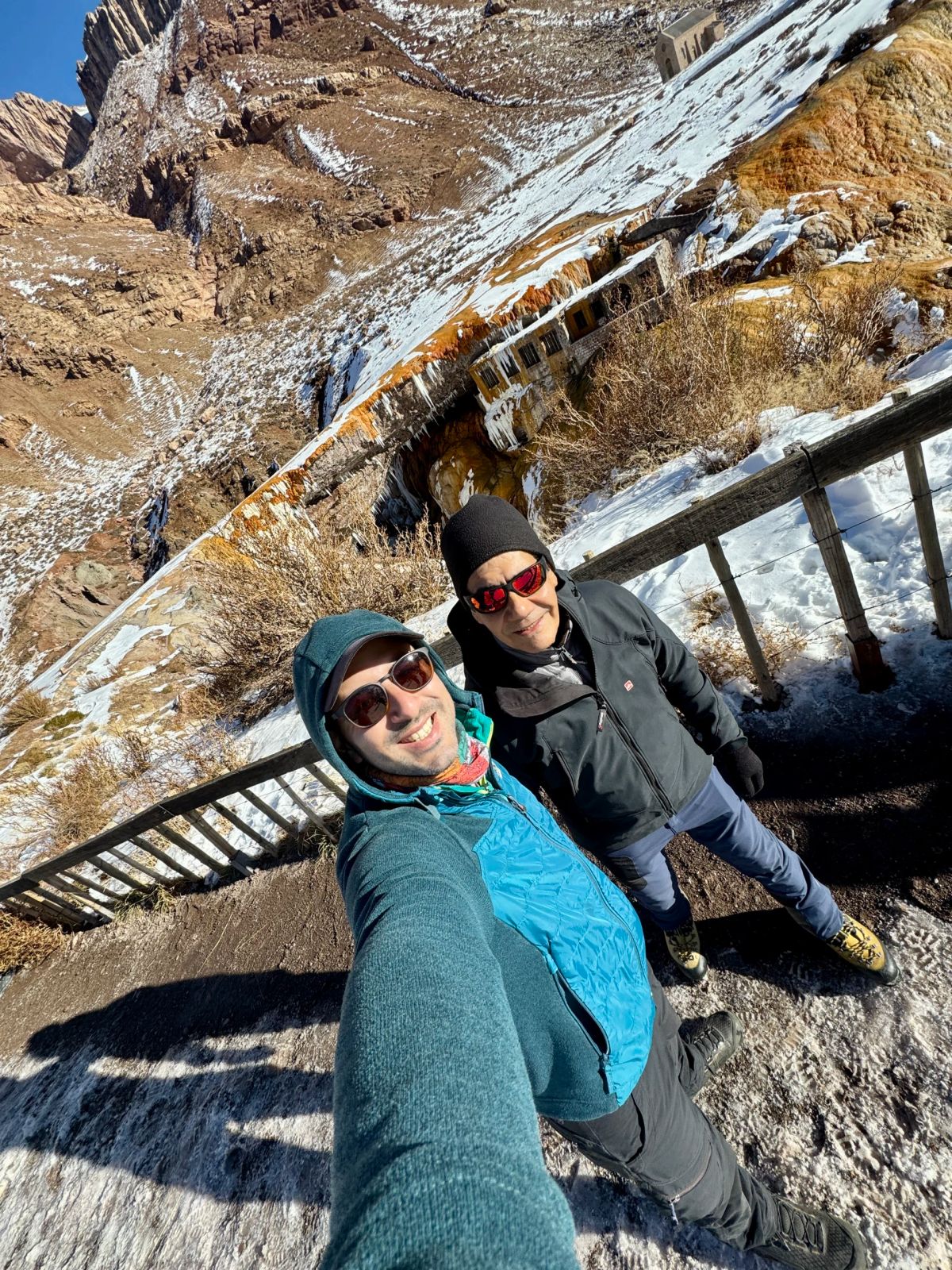 Dos participantes de Mons en el mirador del Puente del Inca durante el invierno en la Alta Montaña de Mendoza