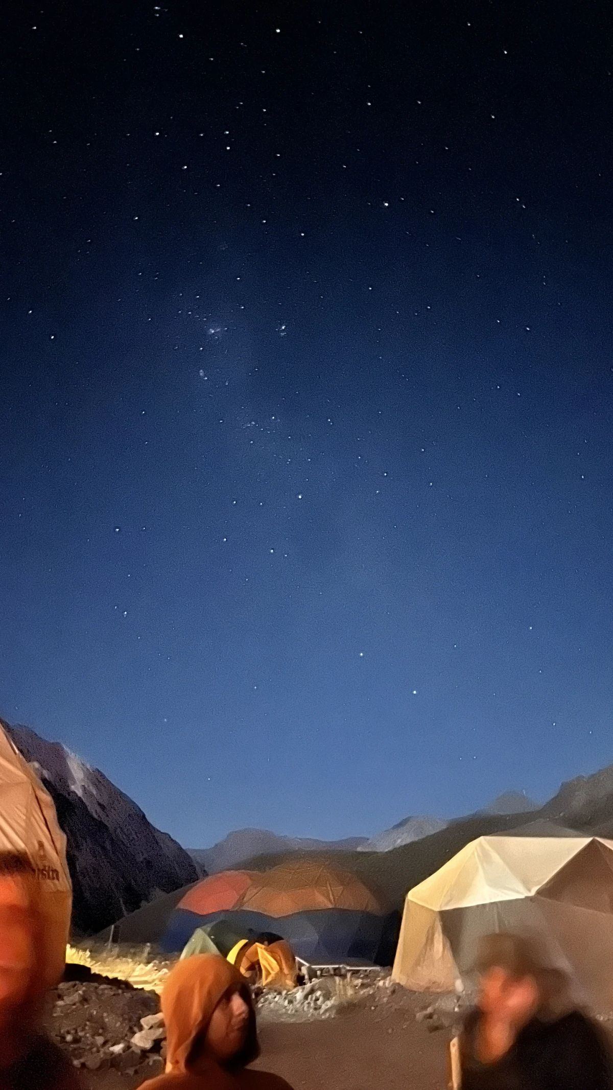Carpas iluminadas de noche en el campamento del Parque Provincial Aconcagua