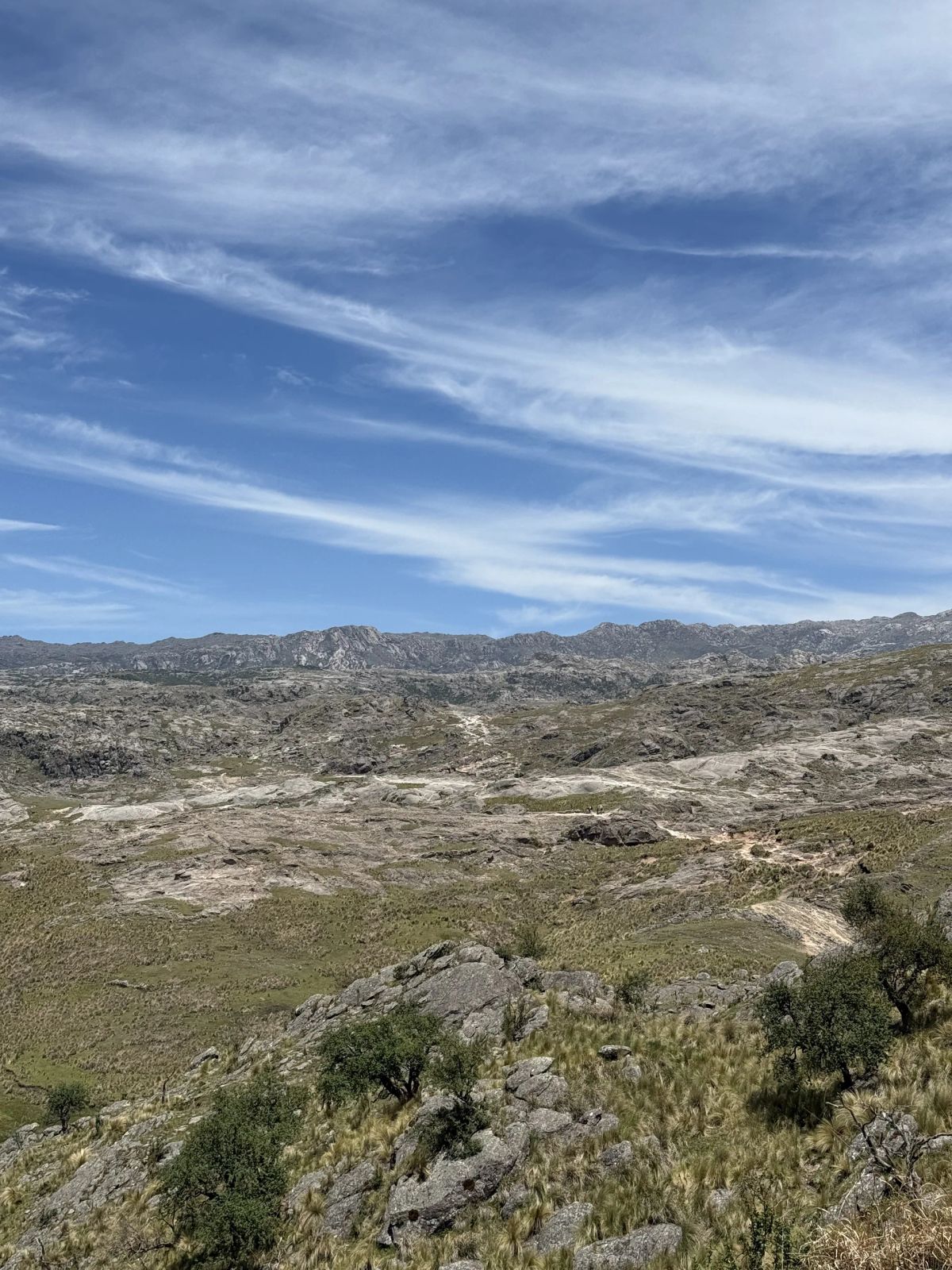 Panorámica de las sierras cordobesas y los pajonales bajo el cielo de noviembre