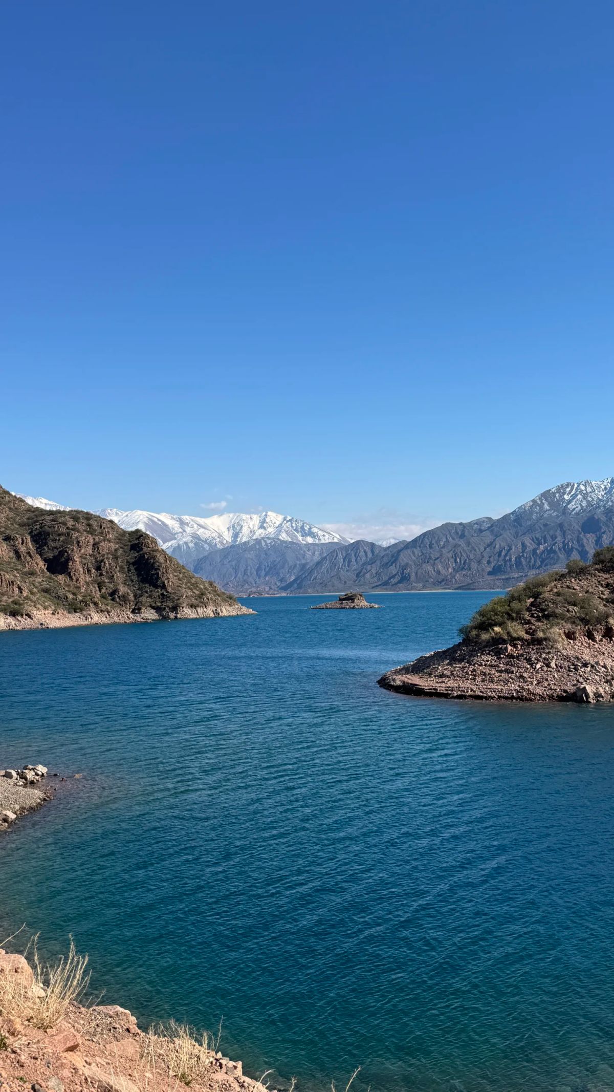 Embalse de aguas turquesas camino a la Alta Montaña de Mendoza, en el viaje de ida de la expedición