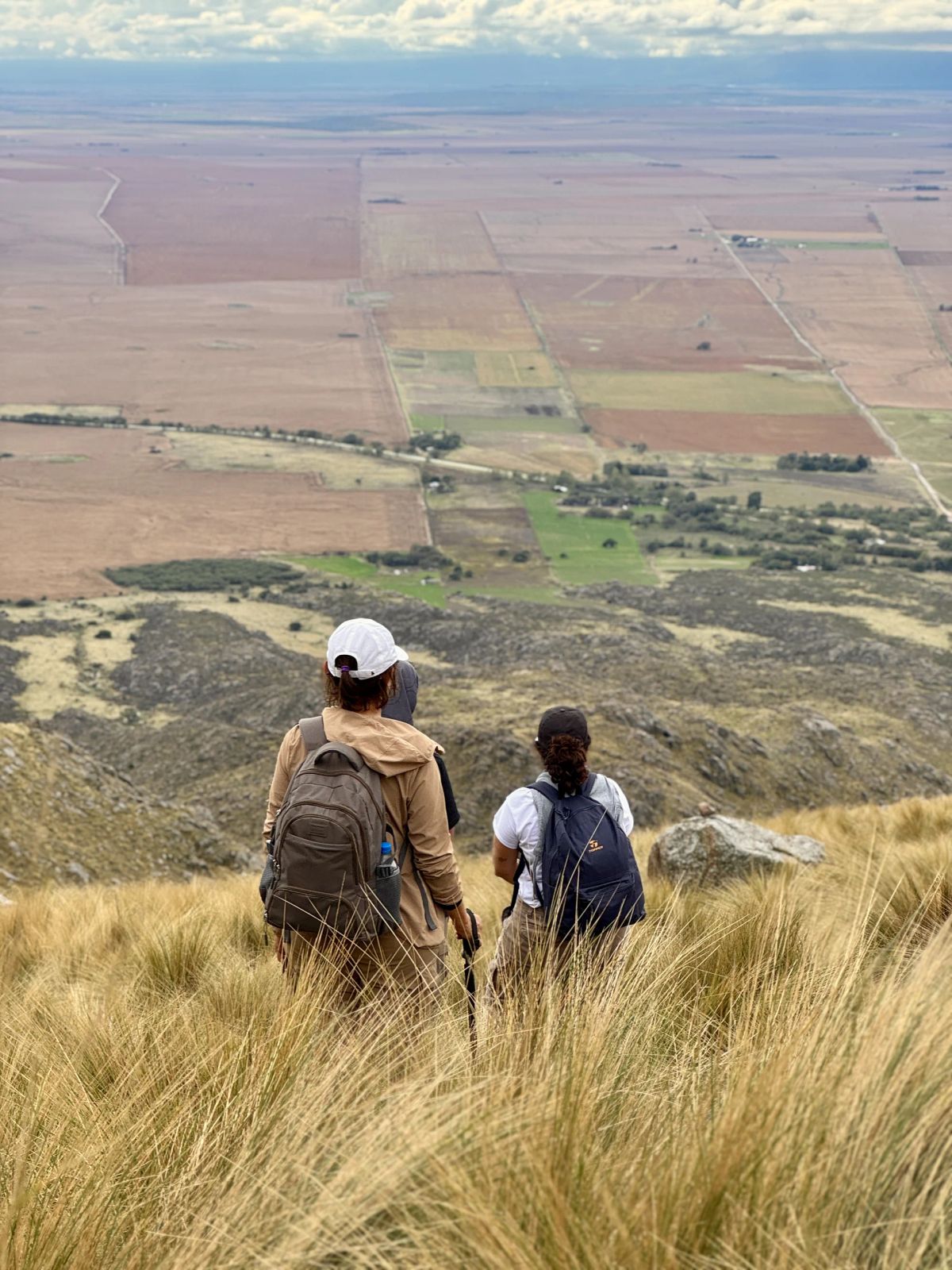 Trekkers contemplando la llanura puntana desde lo alto del Cerro El Morro