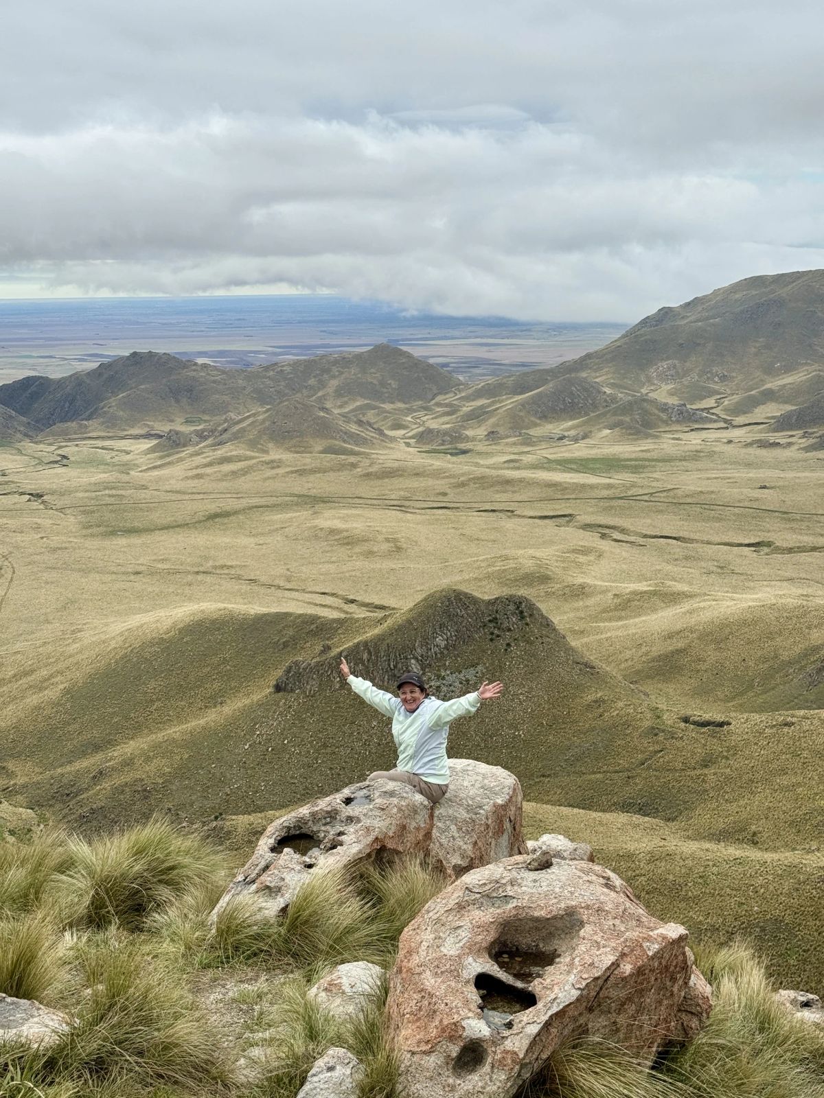 Figura sobre una roca con el interior del cráter del Morro al fondo