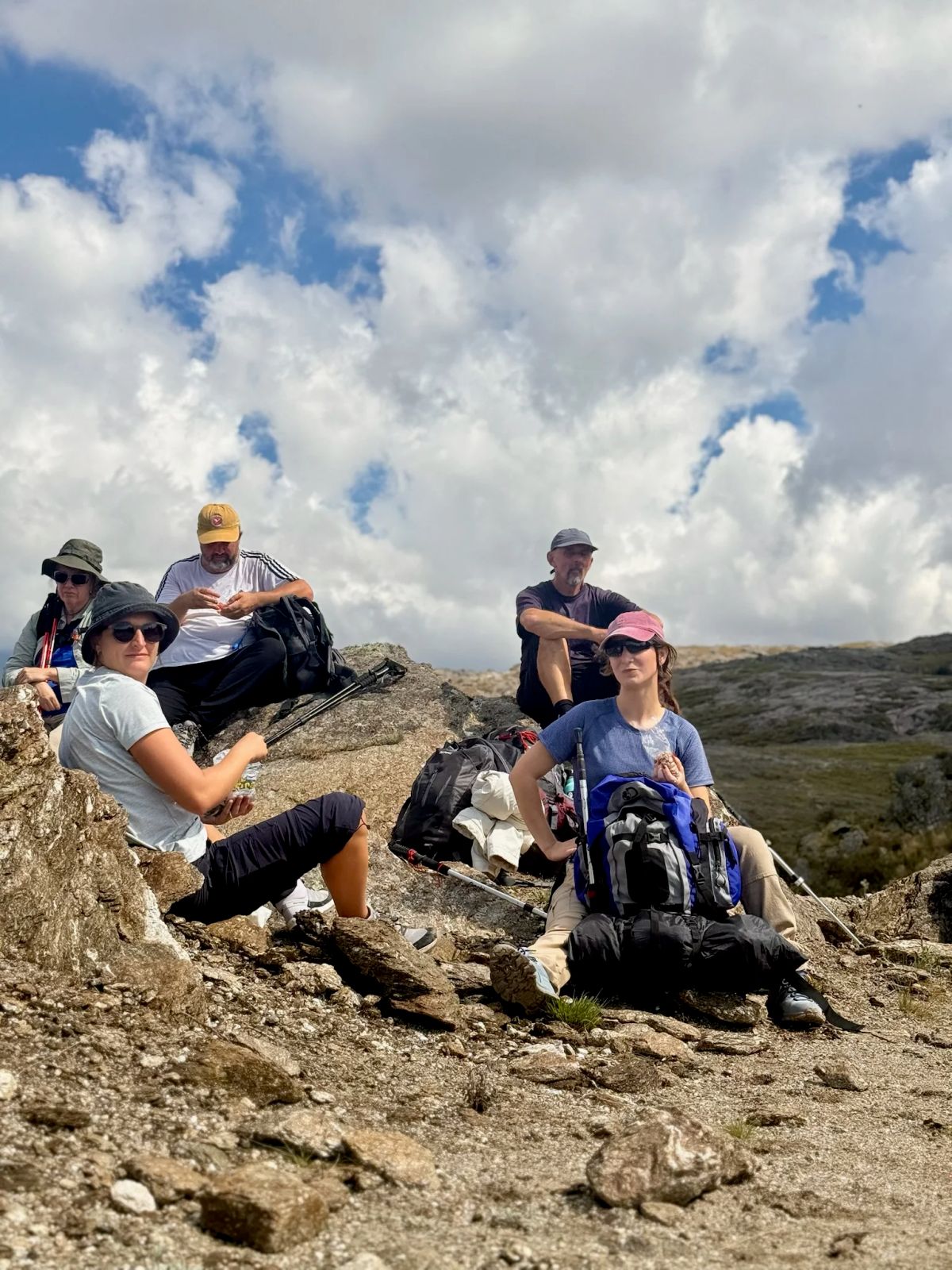 Integrantes del grupo compartiendo un descanso entre las rocas del sendero al techo de Córdoba