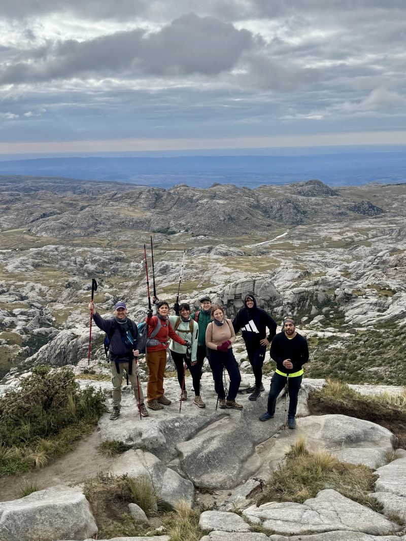 Grupo de trekking de Mons con bastones en una cumbre de las Sierras Grandes de Córdoba — MONS Actividades de Montaña.