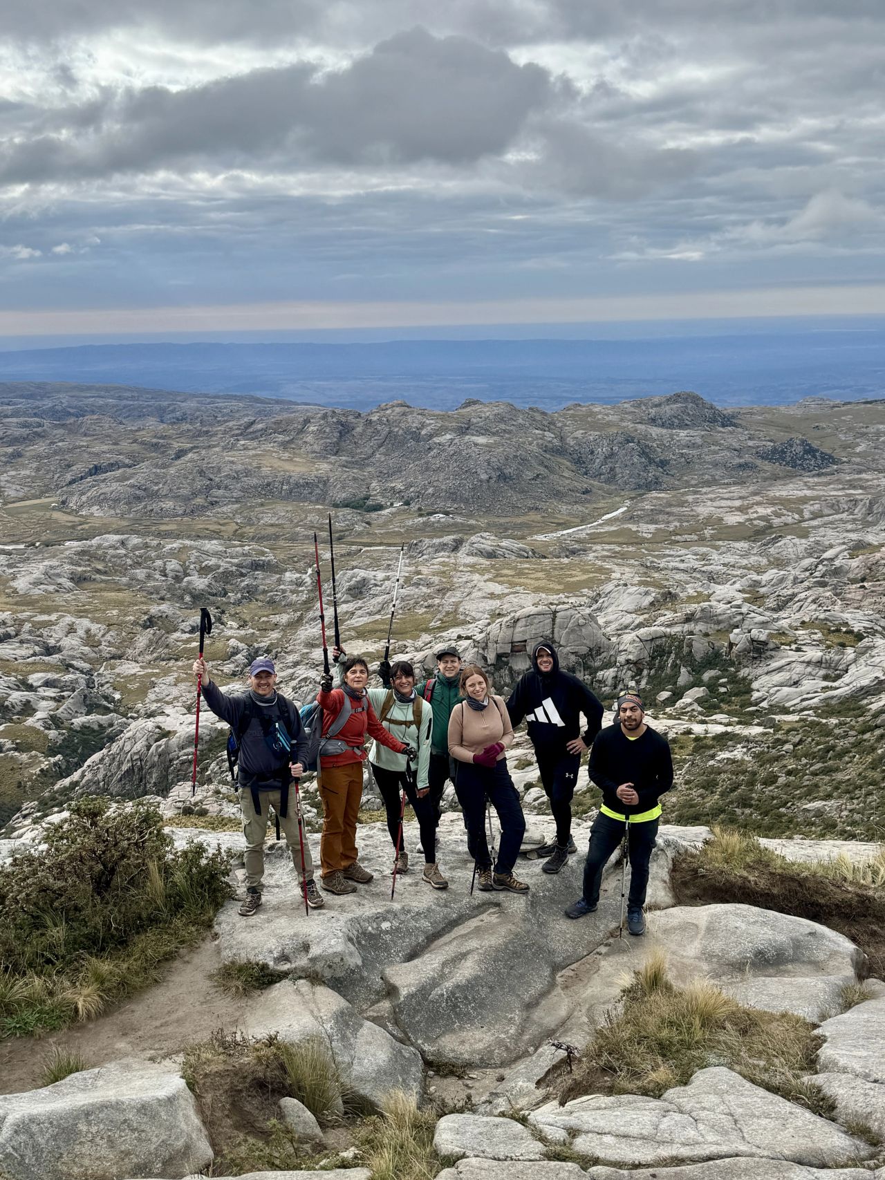 Grupo de trekking de Mons con bastones en una cumbre de las Sierras Grandes de Córdoba — MONS Actividades de Montaña.