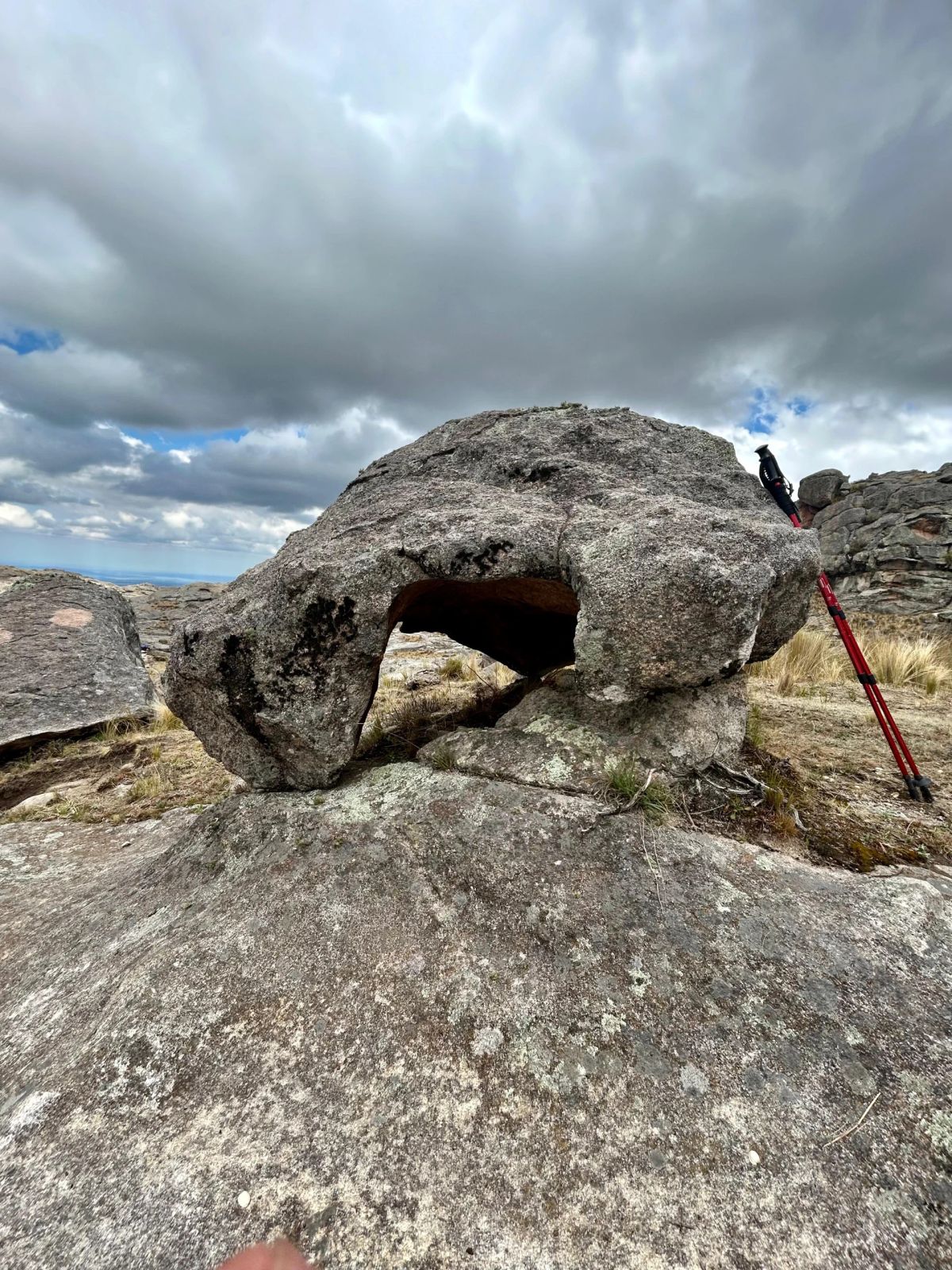 Formación de granito con arco natural en el camino al Cerro Champaquí