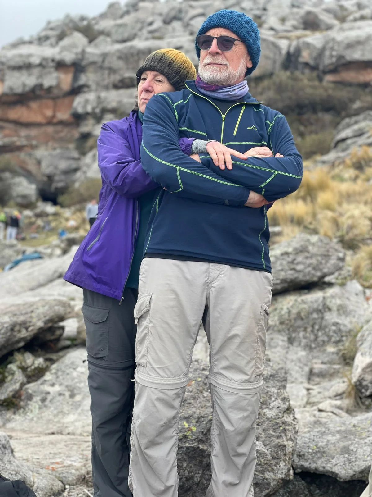 Dos participantes abrazados entre las rocas de granito de las Sierras Grandes