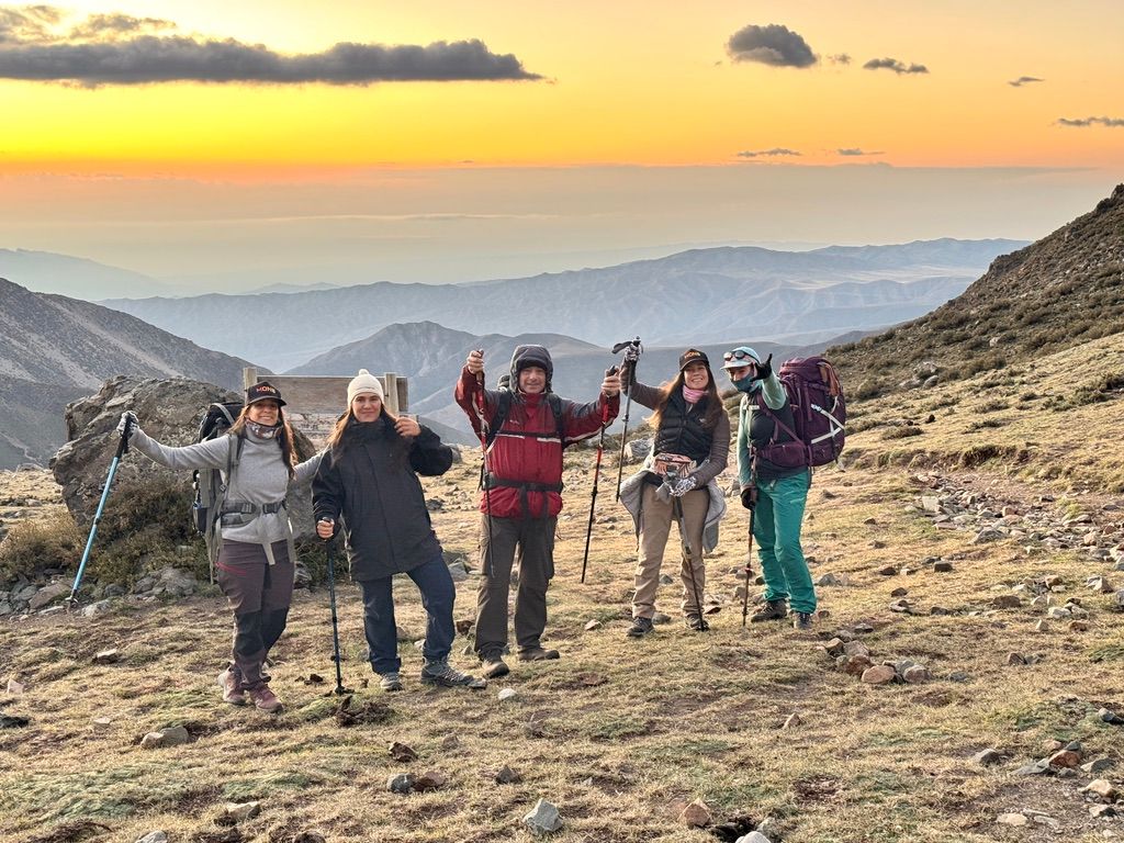 montañistas camino a T en el Trekking al campamento, mostrando sus calzados botas de trekking zapatillas 