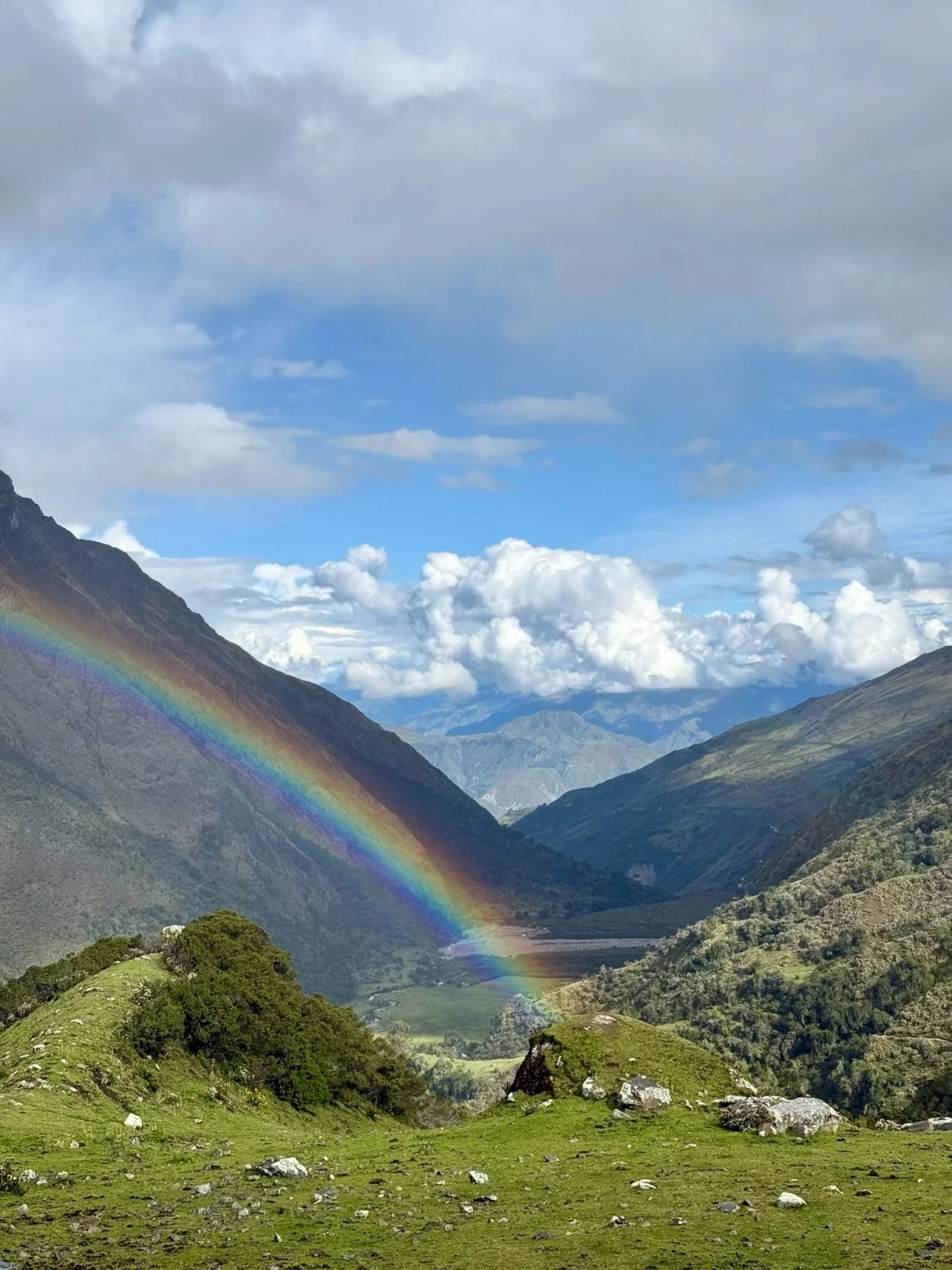 Arcoíris completo sobre el valle del Salkantay, Cusco, Perú