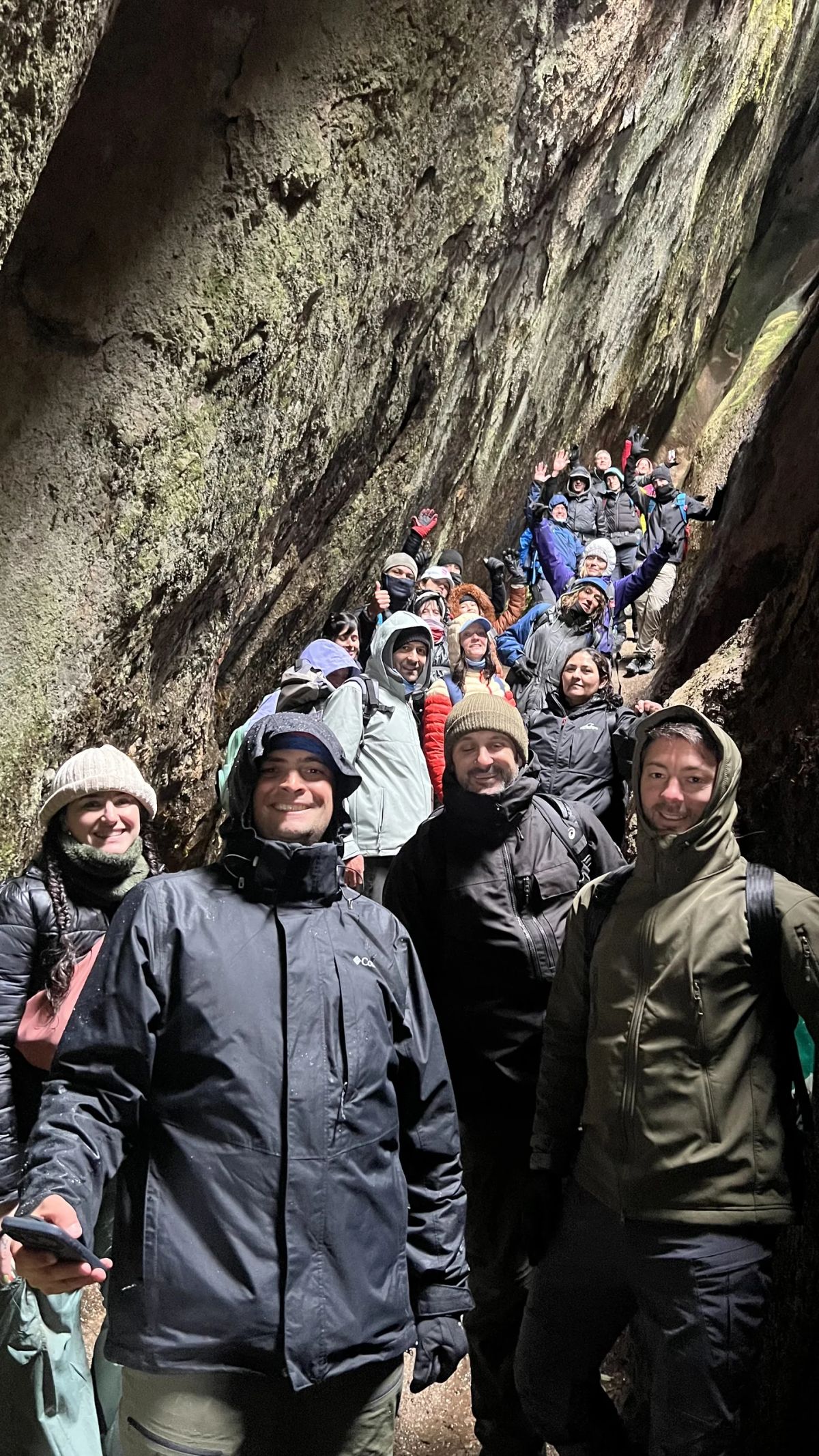 El contingente reunido dentro de una grieta de granito de Los Gigantes