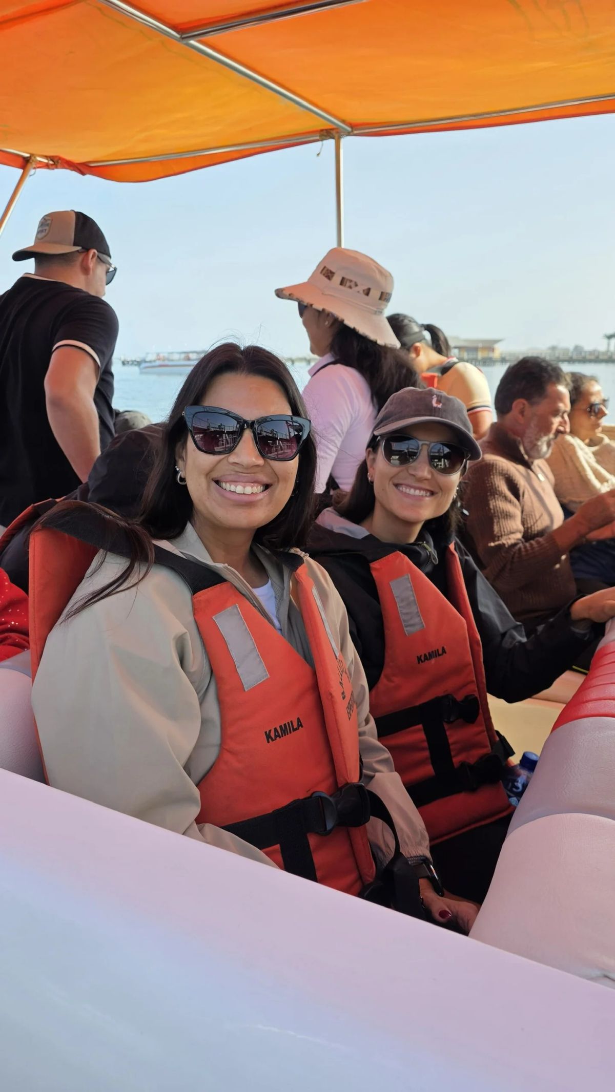 El grupo de Mons en el barco rumbo a las islas Ballestas, Paracas