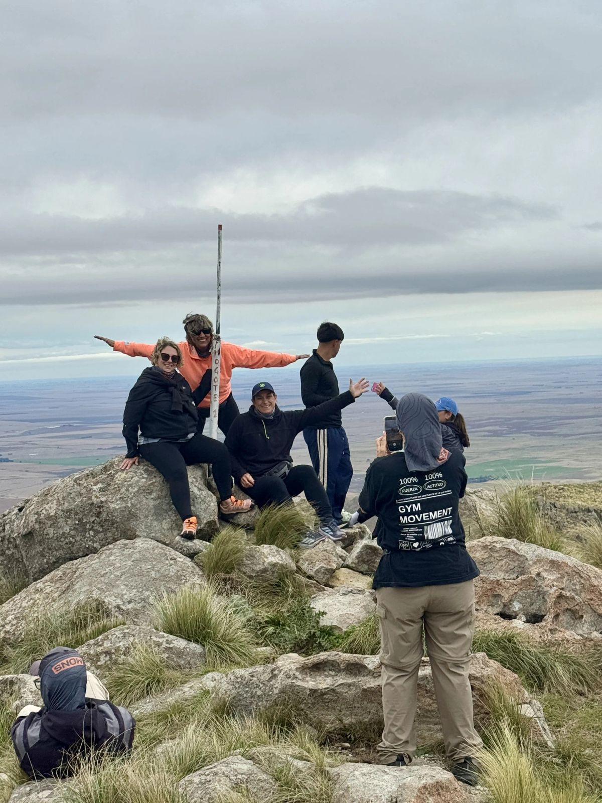 Festejo del contingente con los brazos en alto en la cumbre del volcán extinto