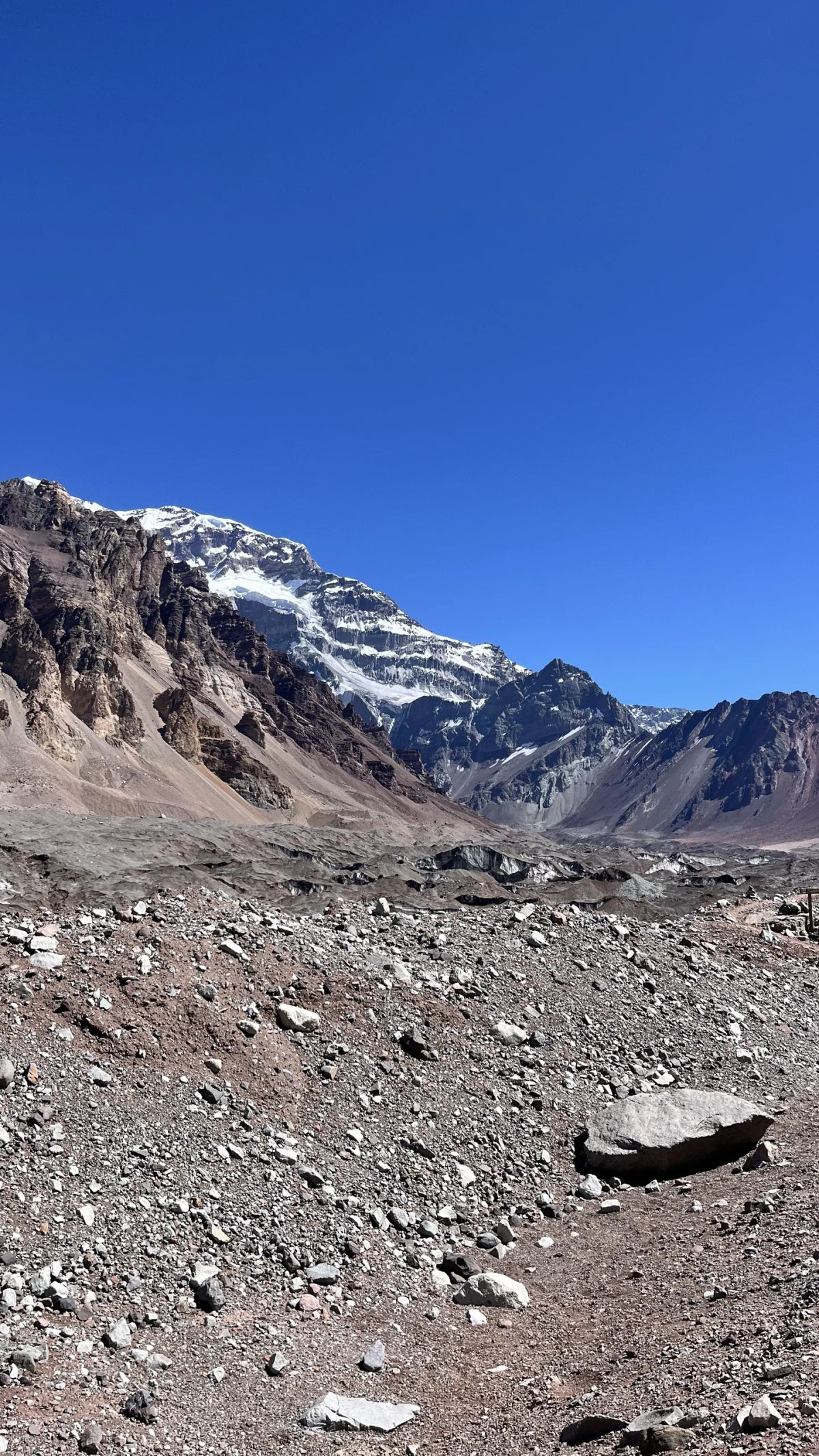 Cumbre nevada asomando sobre las morrenas del valle de Horcones