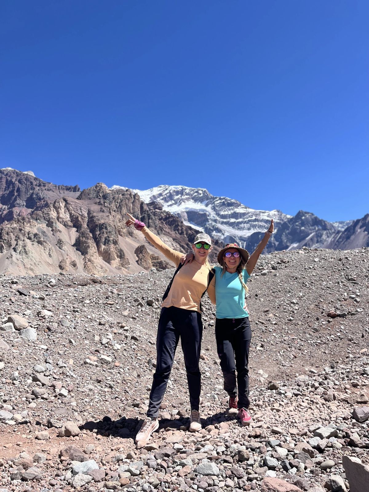 Dos participantes celebrando con los brazos en alto en el valle del Aconcagua