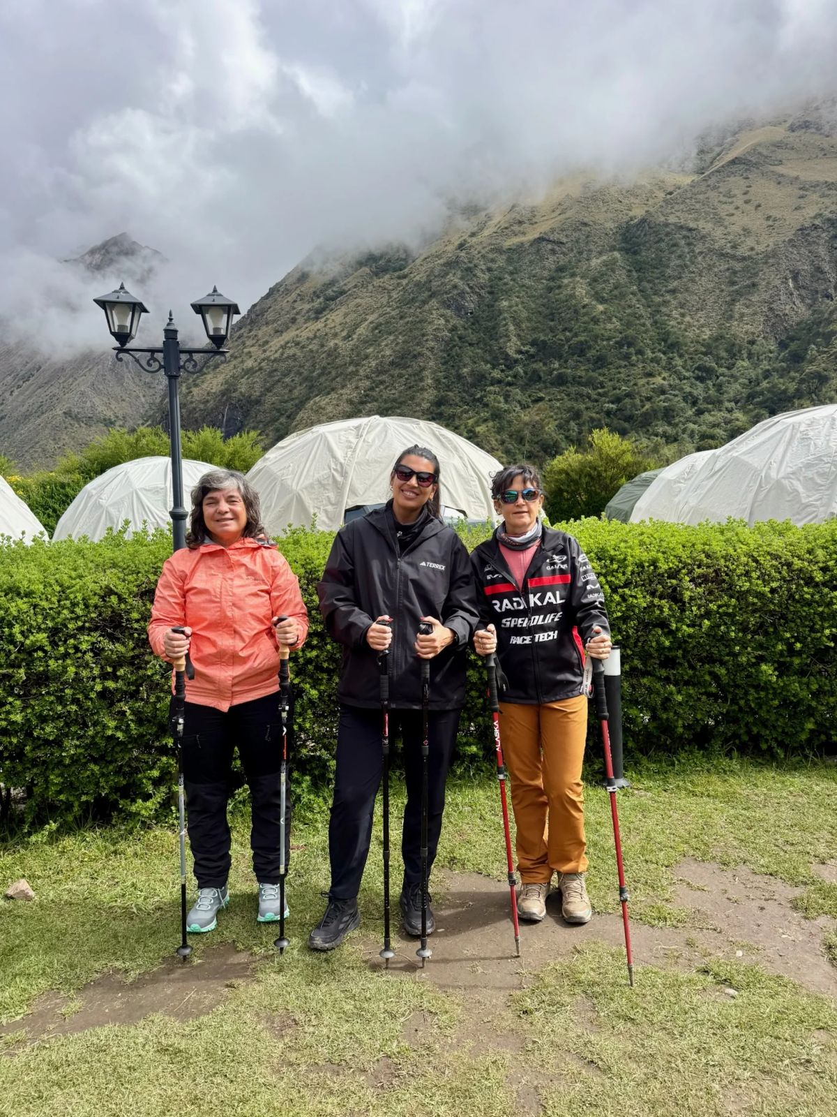 Participantes frente a los domos del campamento de Soraypampa