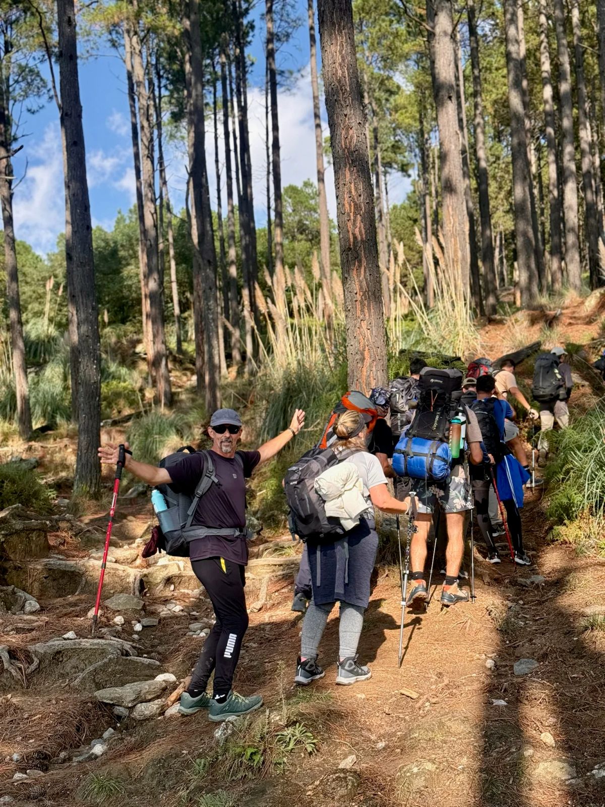 Trekker de Mons con los brazos abiertos celebrando en una parada del sendero al Cerro Champaquí