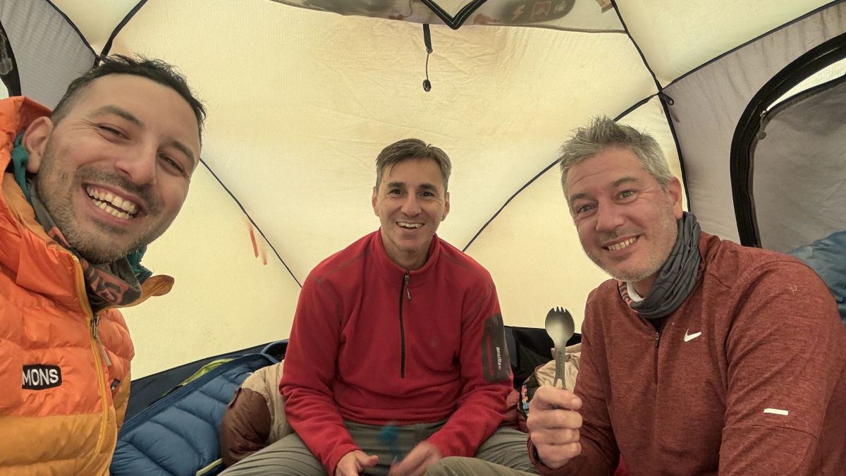 Los tres integrantes de la Salida 195 dentro de la carpa durante la expedición