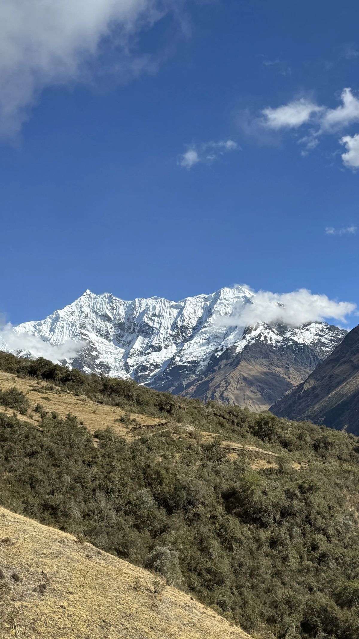 El nevado Salkantay asomando sobre el valle en la ruta de aproximación, Cusco
