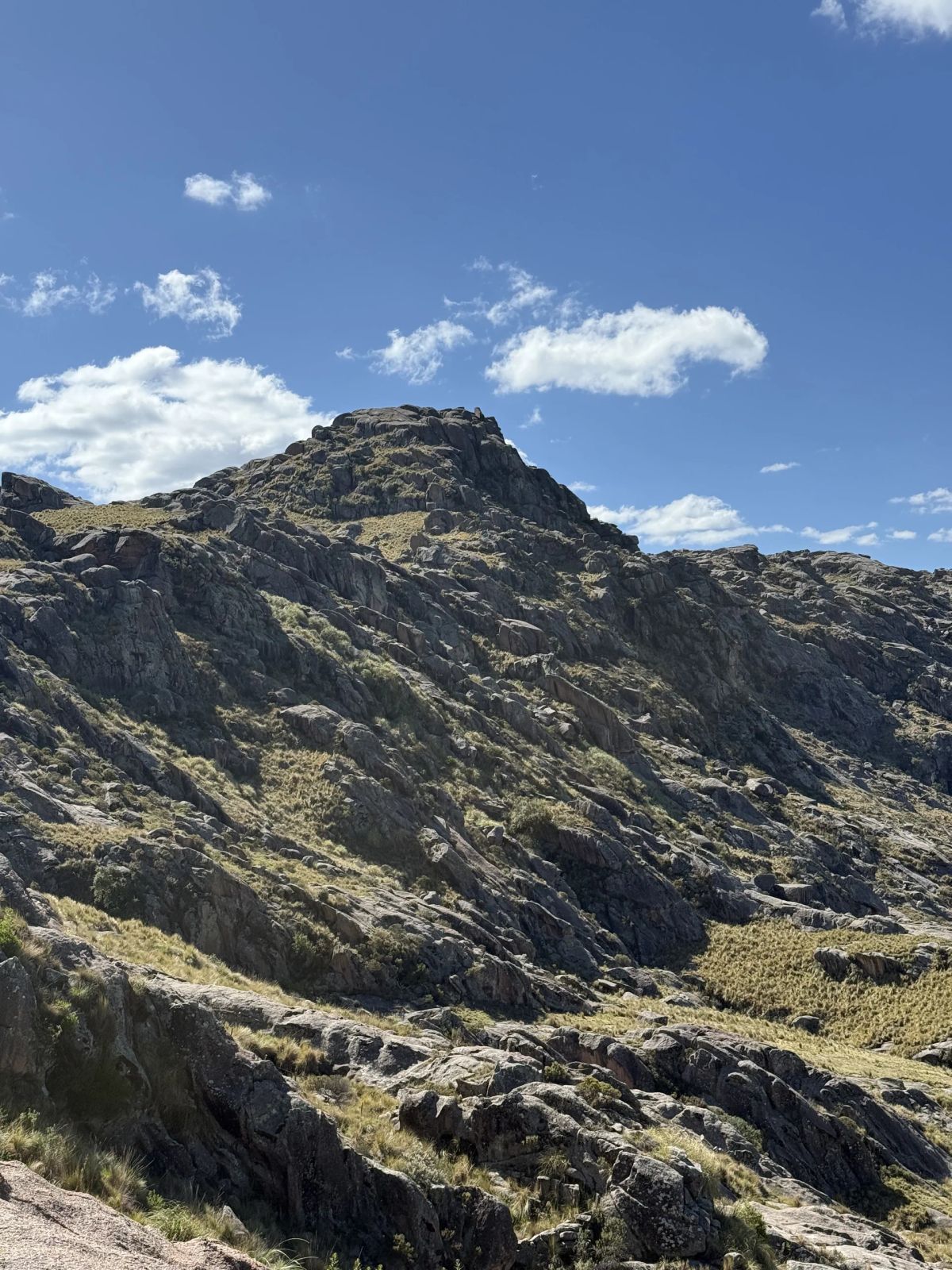 El filón del Cerro Champaquí recortado contra el cielo azul de primavera