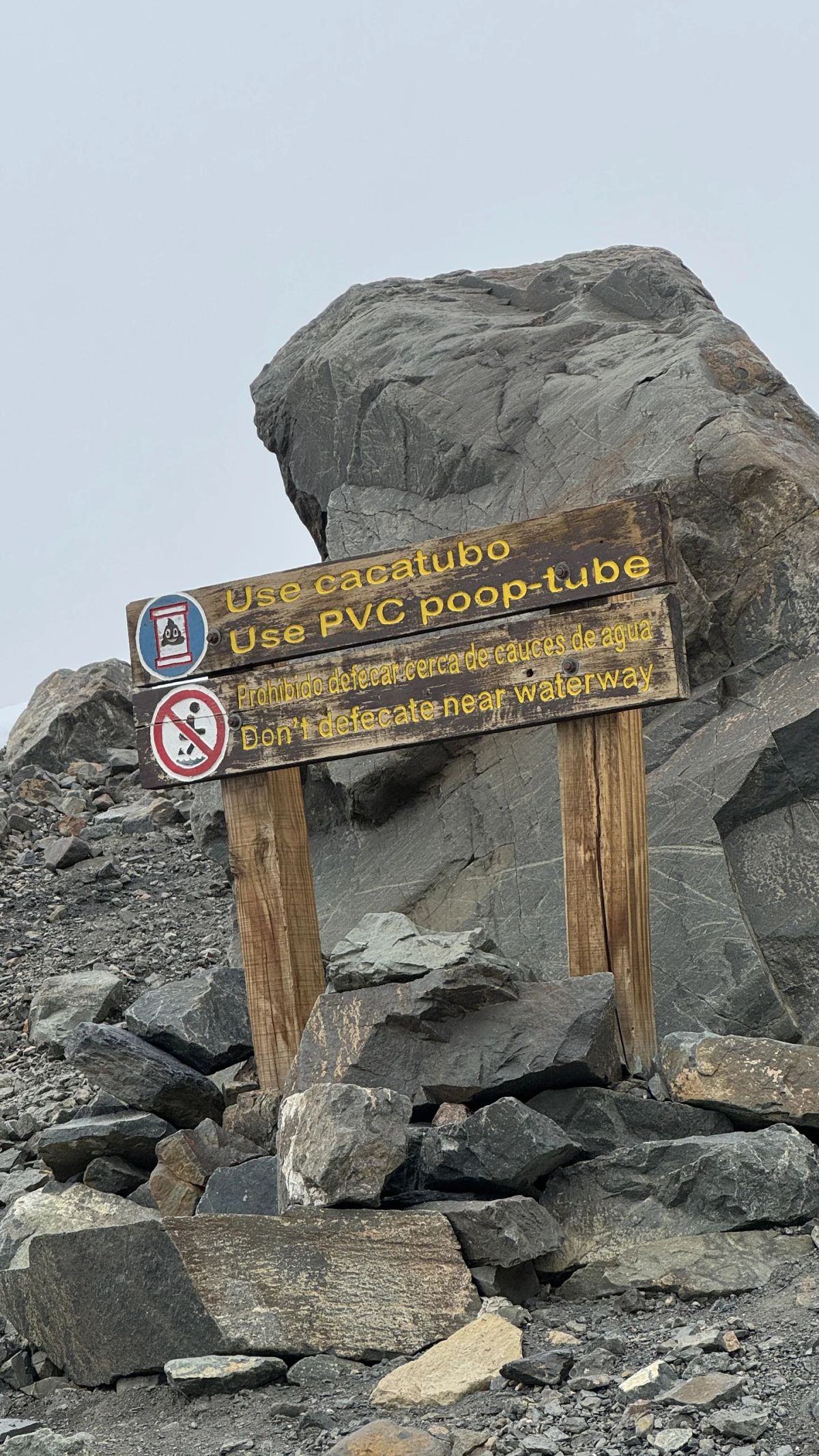 Cartel del área protegida de Vallecitos en la ruta de ascenso al Cerro El Plata