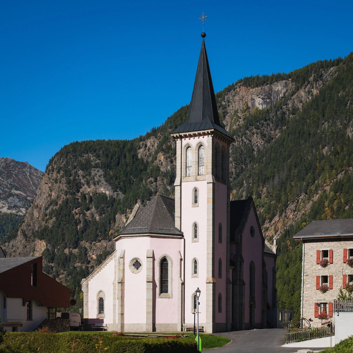 La iglesia rosa de Saint-Bernard, en la aldea suiza de Trient