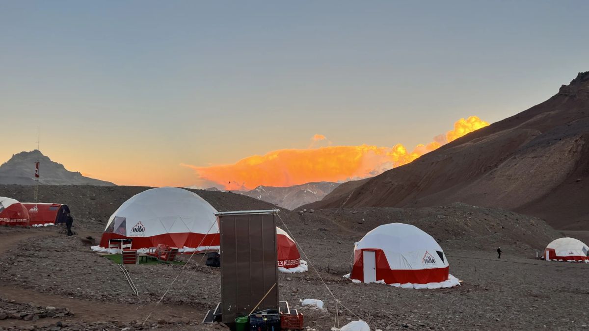 Atardecer sobre los domos del campamento base del Aconcagua