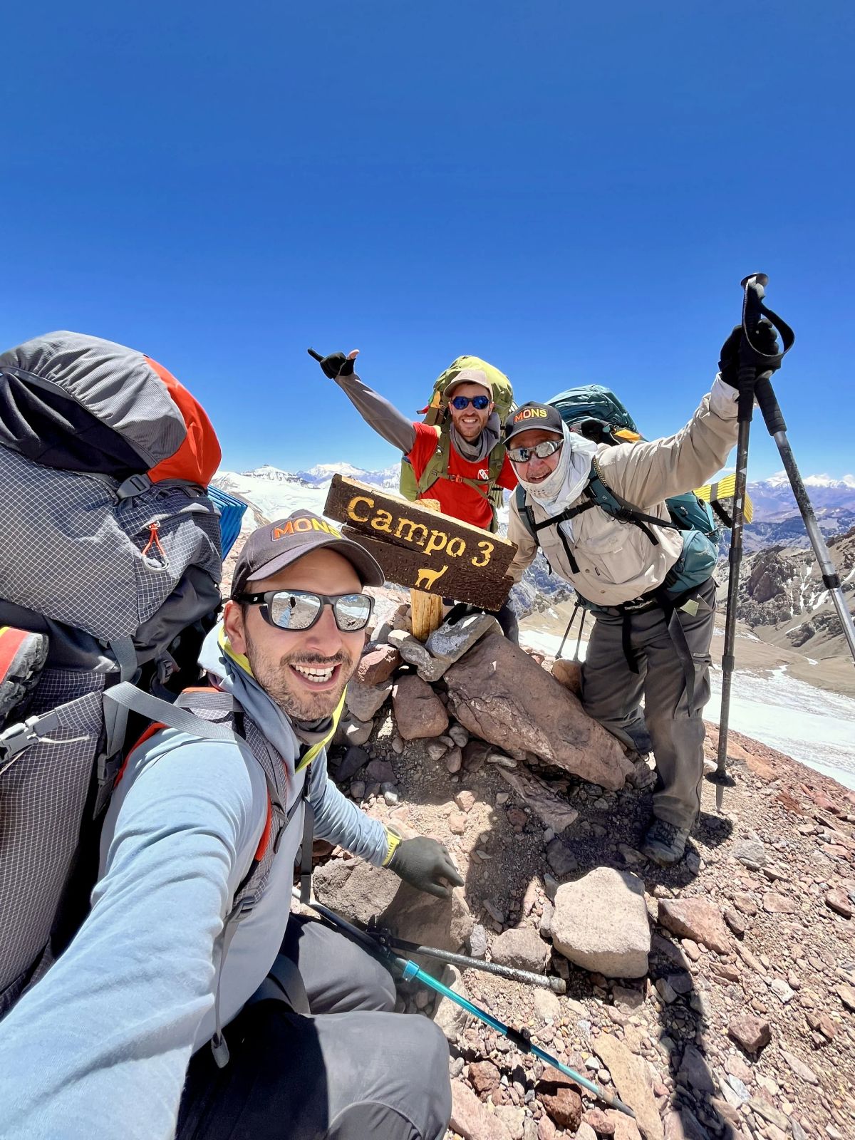 El equipo junto al cartel de Campo 2 durante la Travesía 360 al Aconcagua