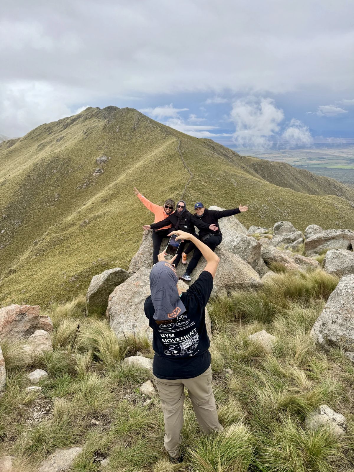 Trekker fotografiando el paisaje del cráter del Cerro El Morro