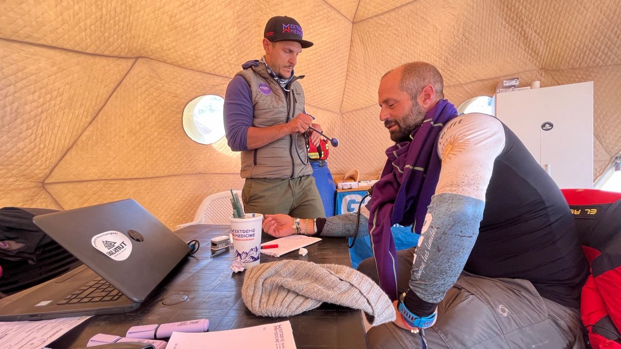 Control médico en la carpa de salud de un campamento del Aconcagua, evaluando a un andinista — MONS Actividades de Montaña.
