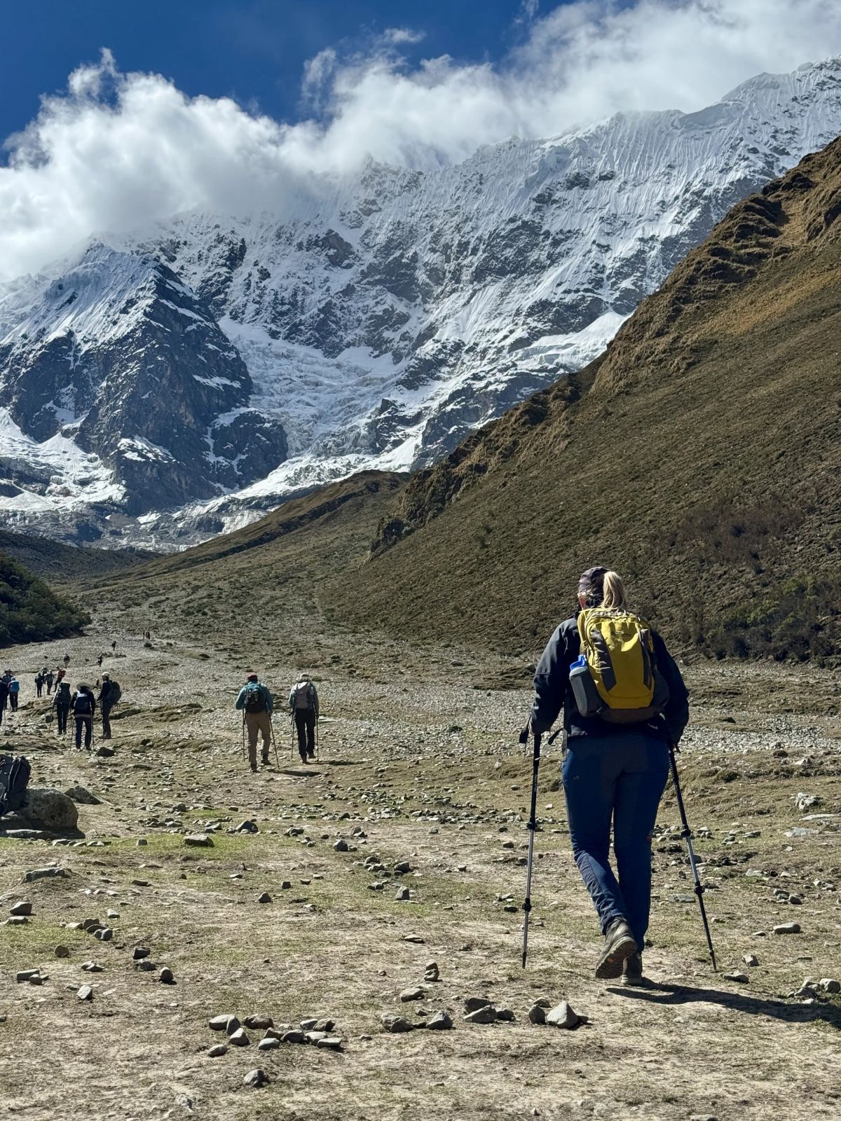 Trekkers avanzando hacia el glaciar del Salkantay por el valle de altura