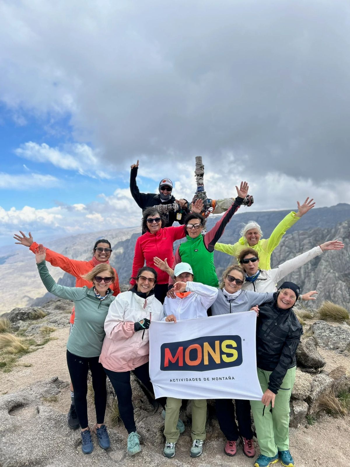 El grupo completo de la Salida 189 con la bandera de Mons en la cumbre de Los Gigantes