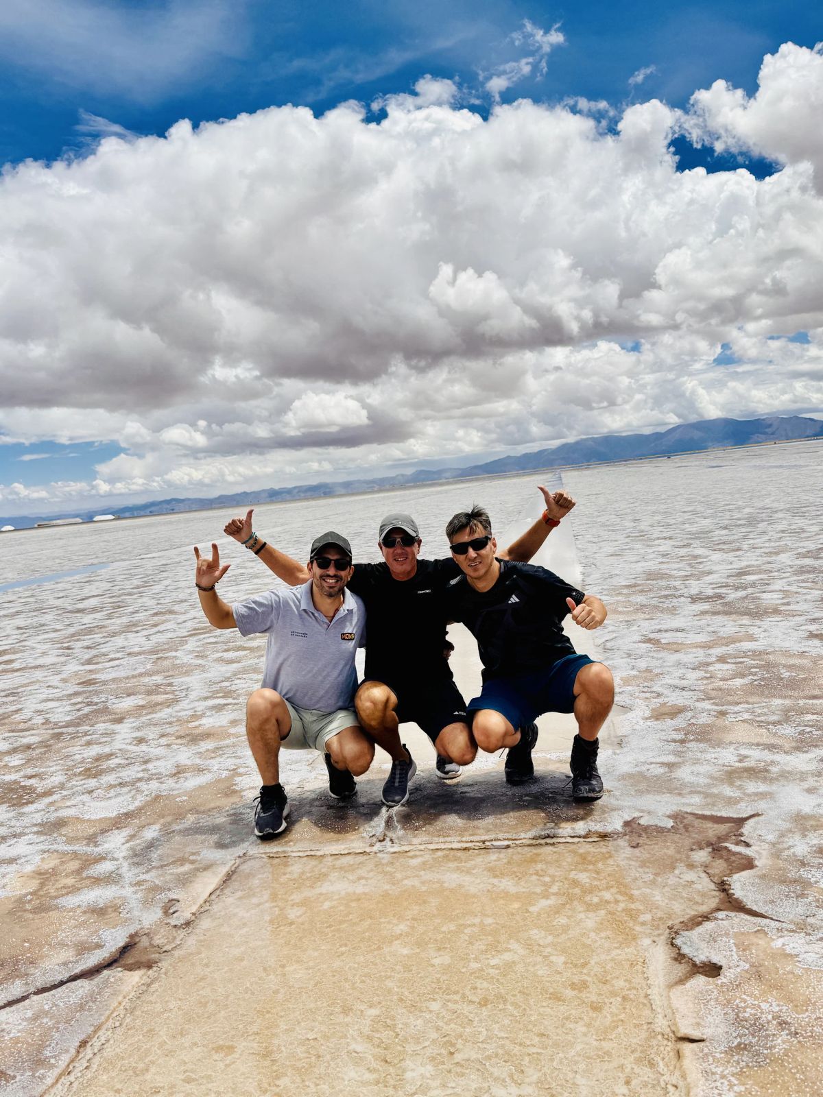 Los tres andinistas celebrando en las Salinas Grandes antes de subir al Chañi