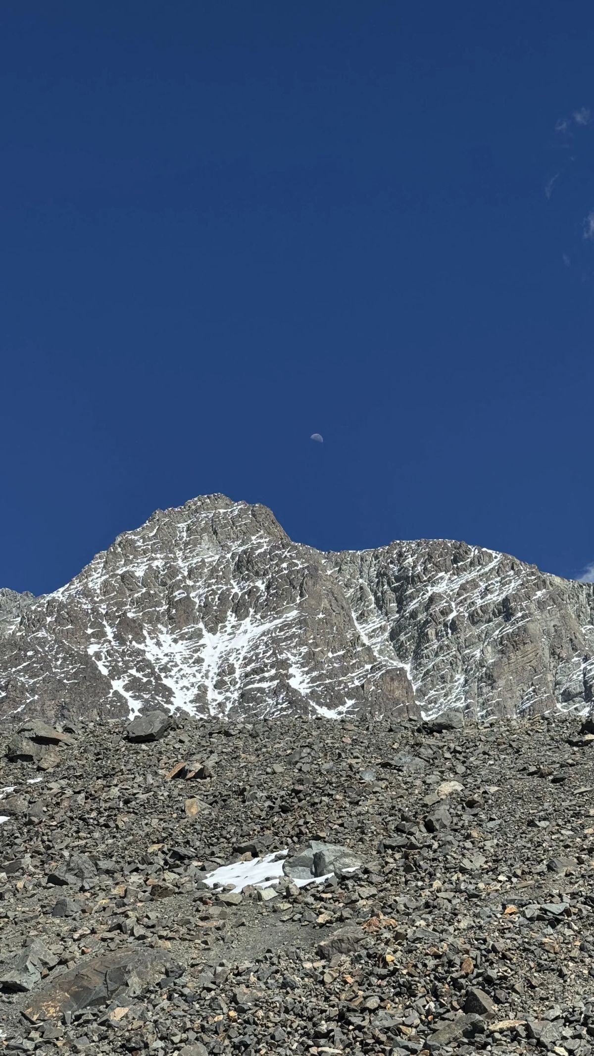 La mole nevada del Cerro El Plata bajo el cielo azul profundo de la altura