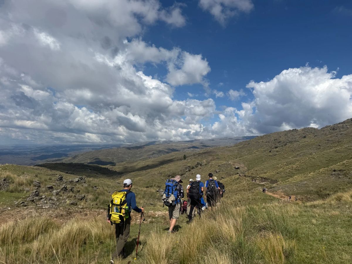 Grupo caminando por la pampa de altura de las Sierras Grandes rumbo a la cumbre del Champaquí